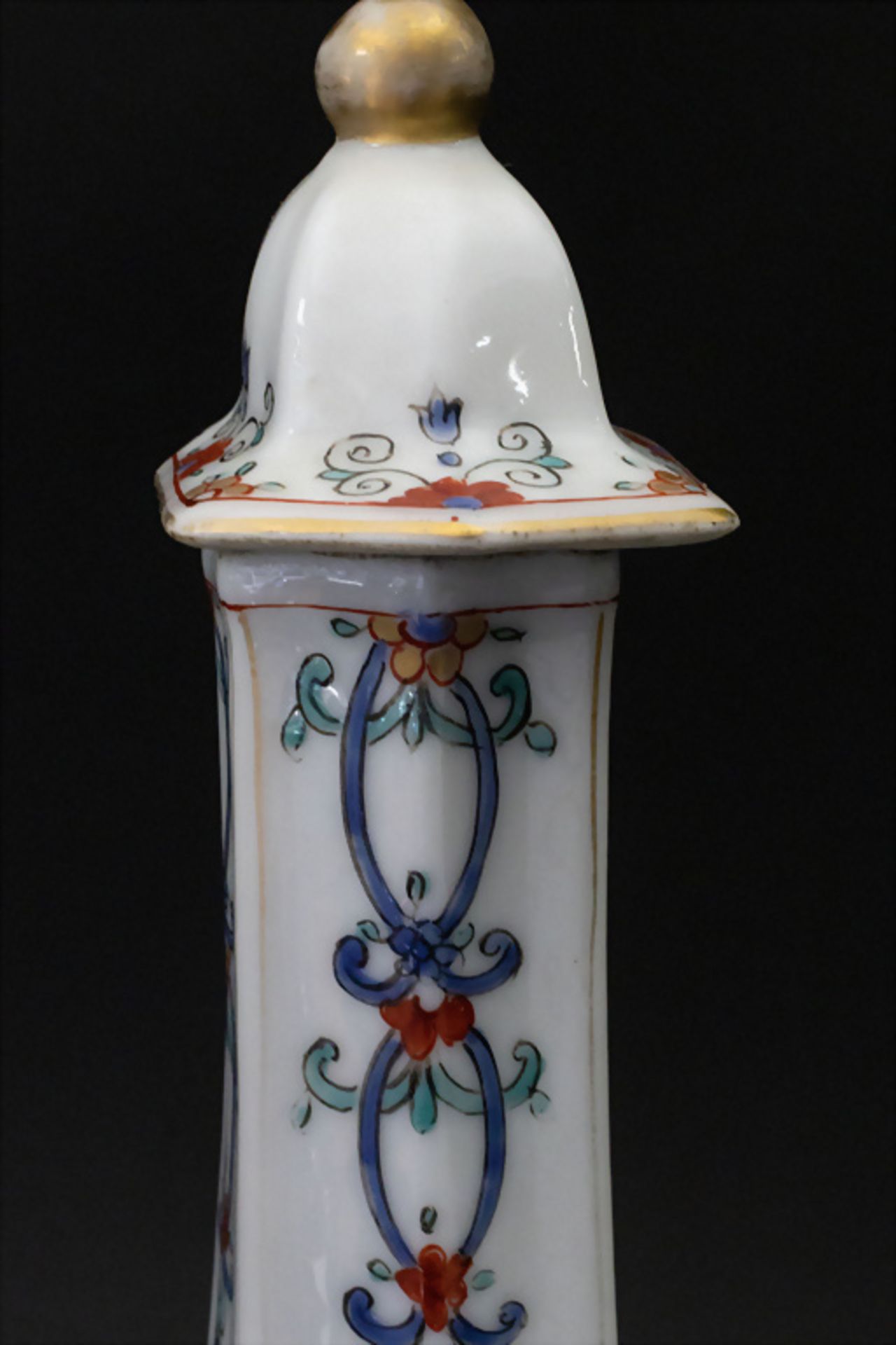 Kakiemon Deckelvasen-Paar / A pair of Kakiemon lidded vases, wohl Meissen oder Chantilly, 18. Jh. - Bild 2 aus 12