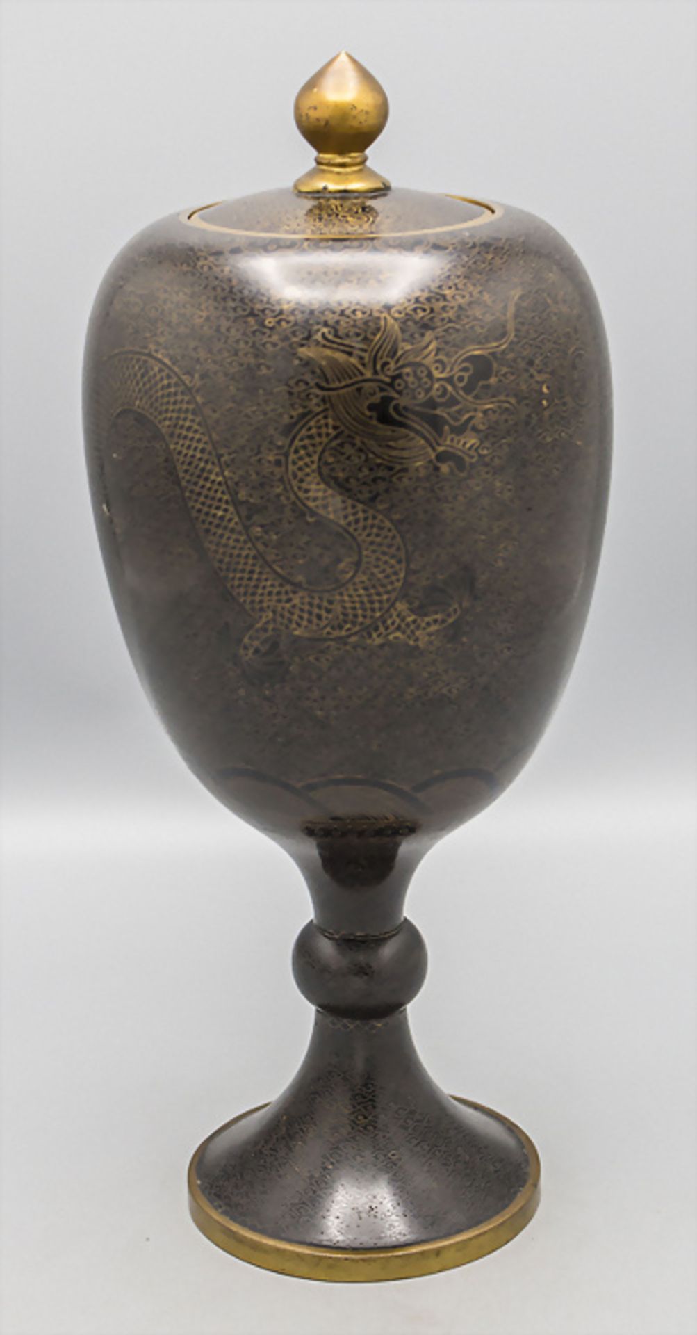 Cloisonné-Deckelvase / A cloisonné lidded vase, China, späte Qing Dynastie (1644-1911)