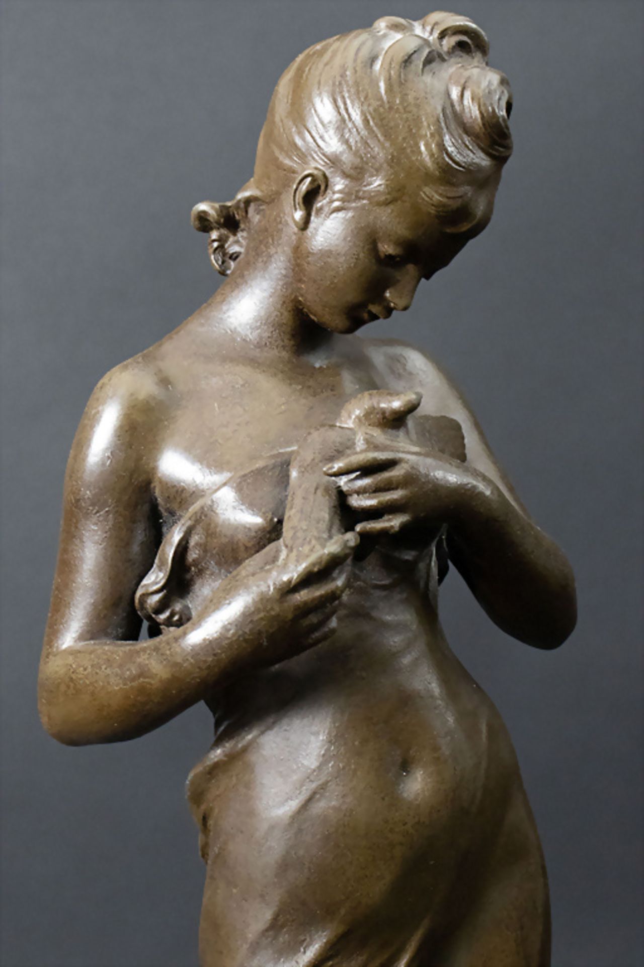 Hippolyte Moreau (1832-1927), 'Mädchen mit Taube' / 'A girl with a dove', Frankreich, um 1900 - Bild 3 aus 9