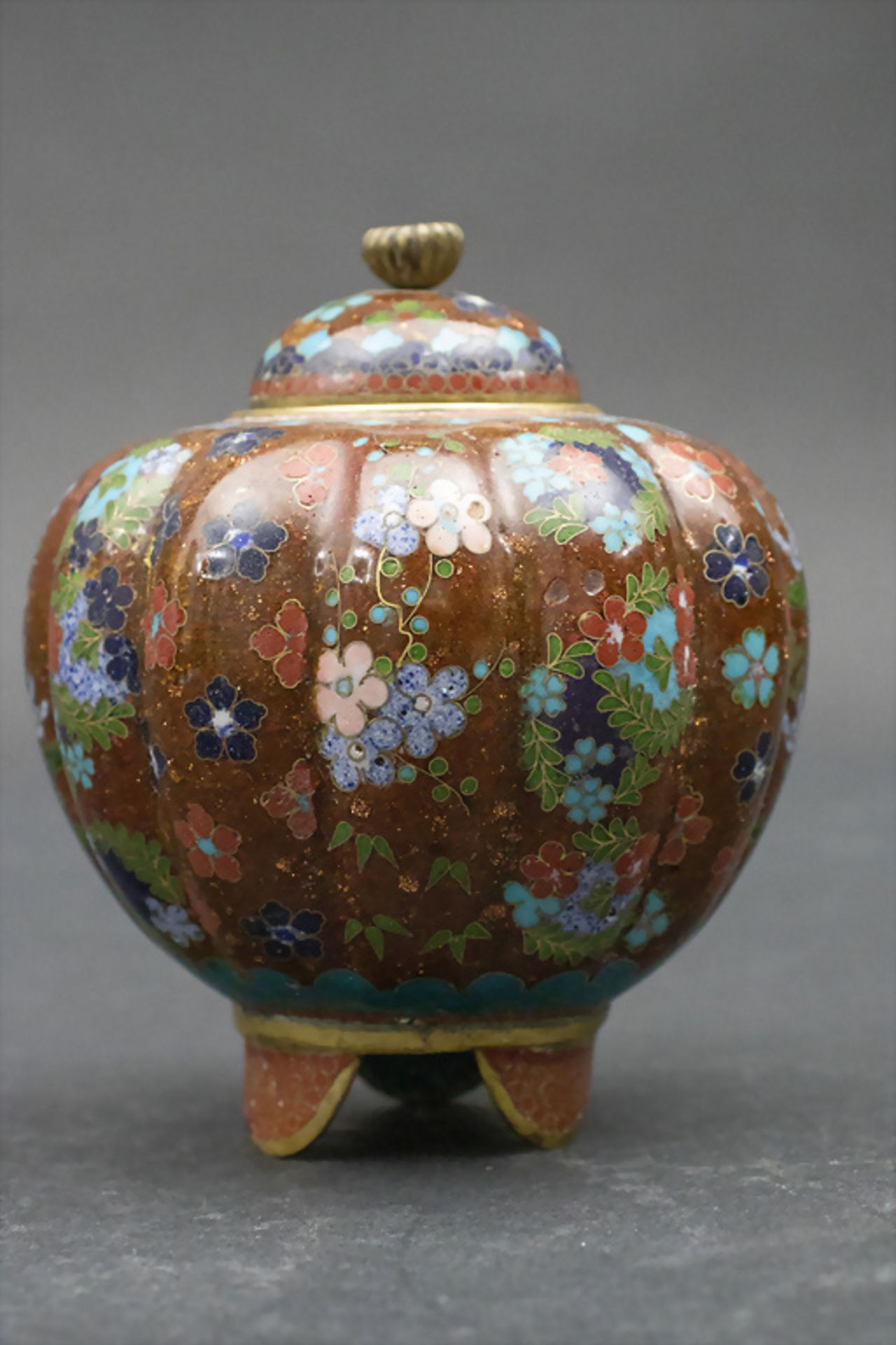 Cloisonné-Deckeldöschen / A cloisonné lidded box, Japan, Meiji-Periode - Bild 3 aus 5