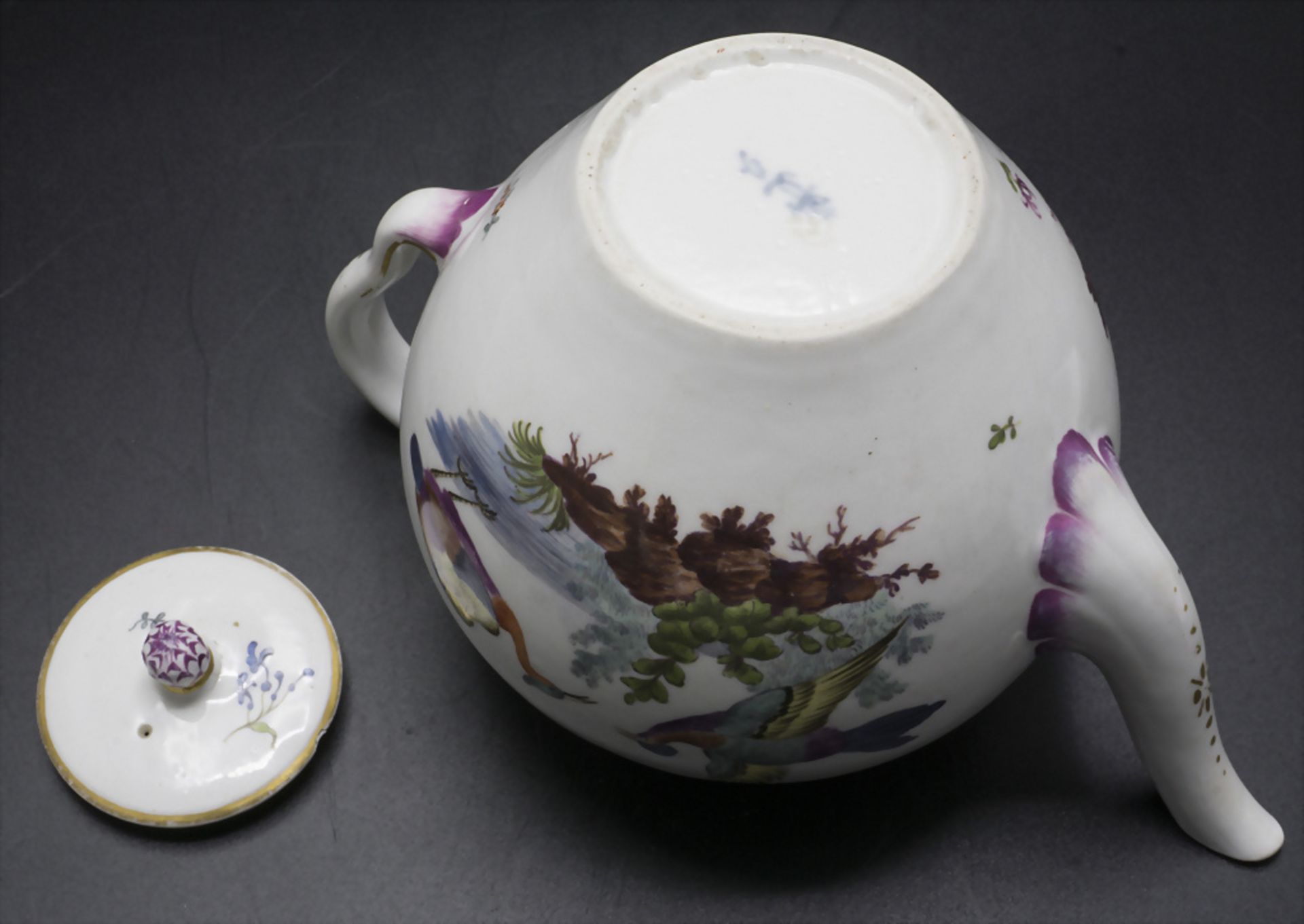 Teekanne mit galanter Szene / A tea pot with a courting scene, Frankenthal, um 1735 - Bild 4 aus 11