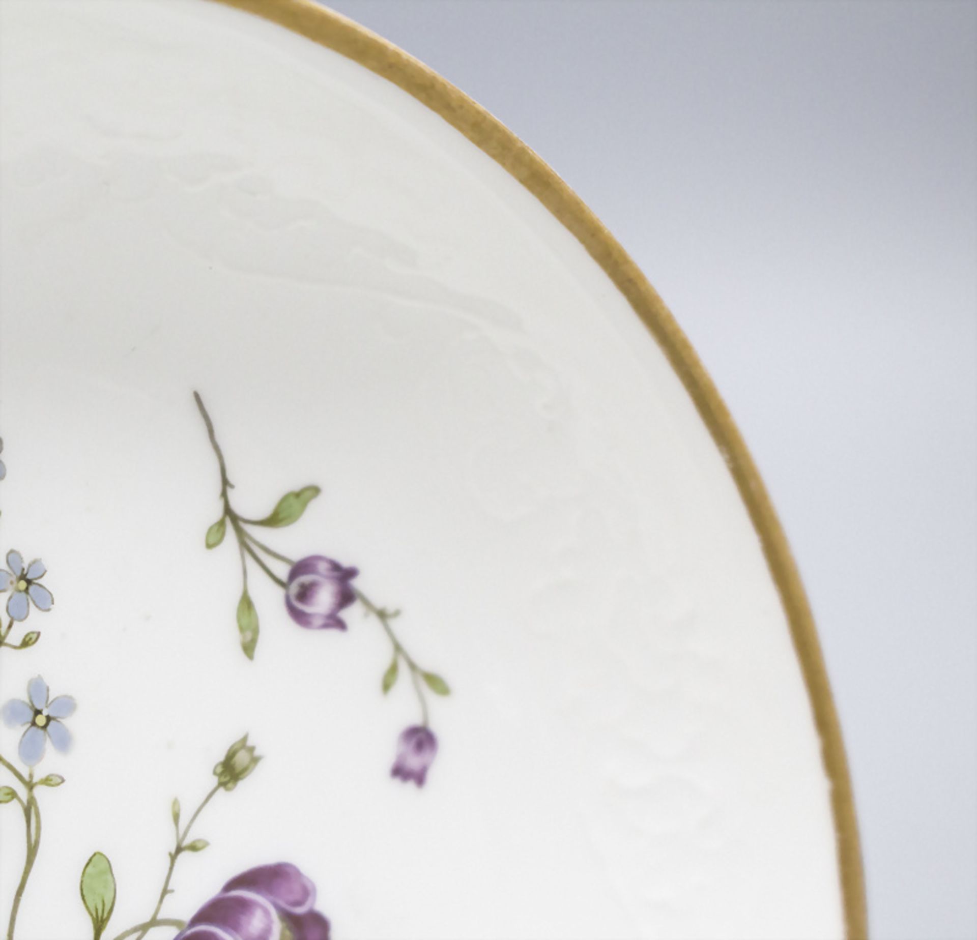 Tasse und Untertasse mit seltener Blumenmalerei / A cup and saucer with rare flower paintings, ... - Bild 5 aus 6