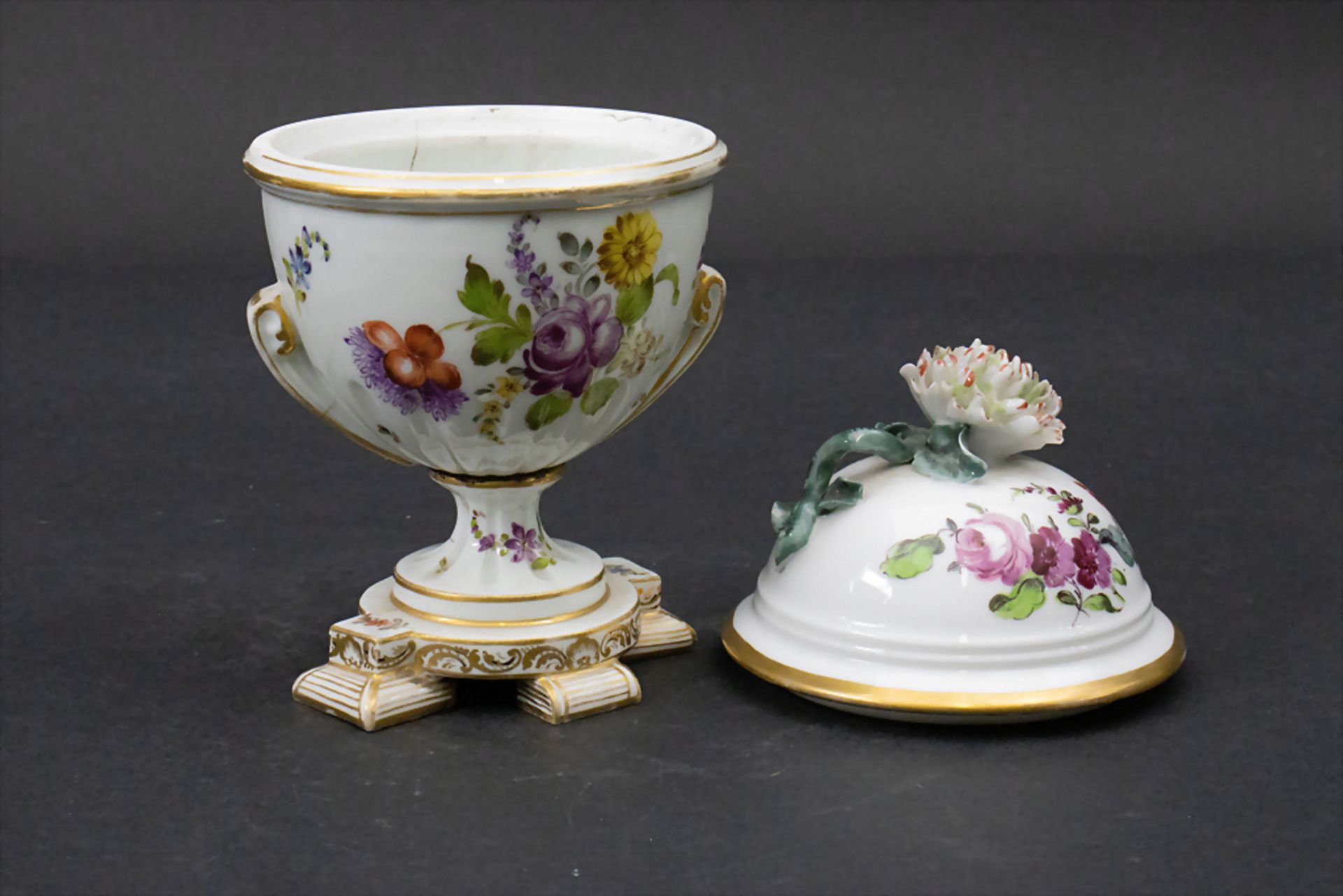 Deckelgefäß mit Blütenknauf / A lidded bowl with flower handle, wohl deutsch, Anfang 19. Jh. - Bild 6 aus 9