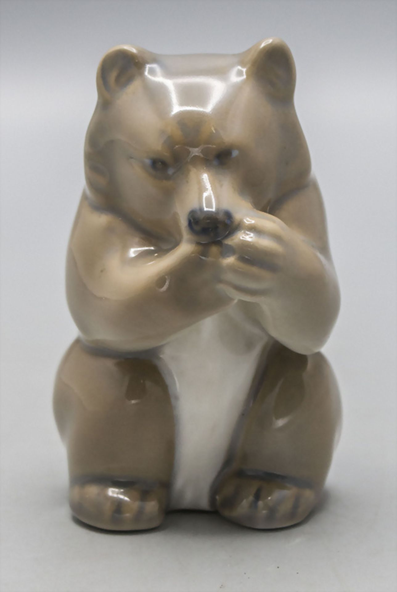 Kleiner fressender Bär / A bear cup eating, Knud Kyhn, Royal Copenhagen, Mitte 20. Jh.