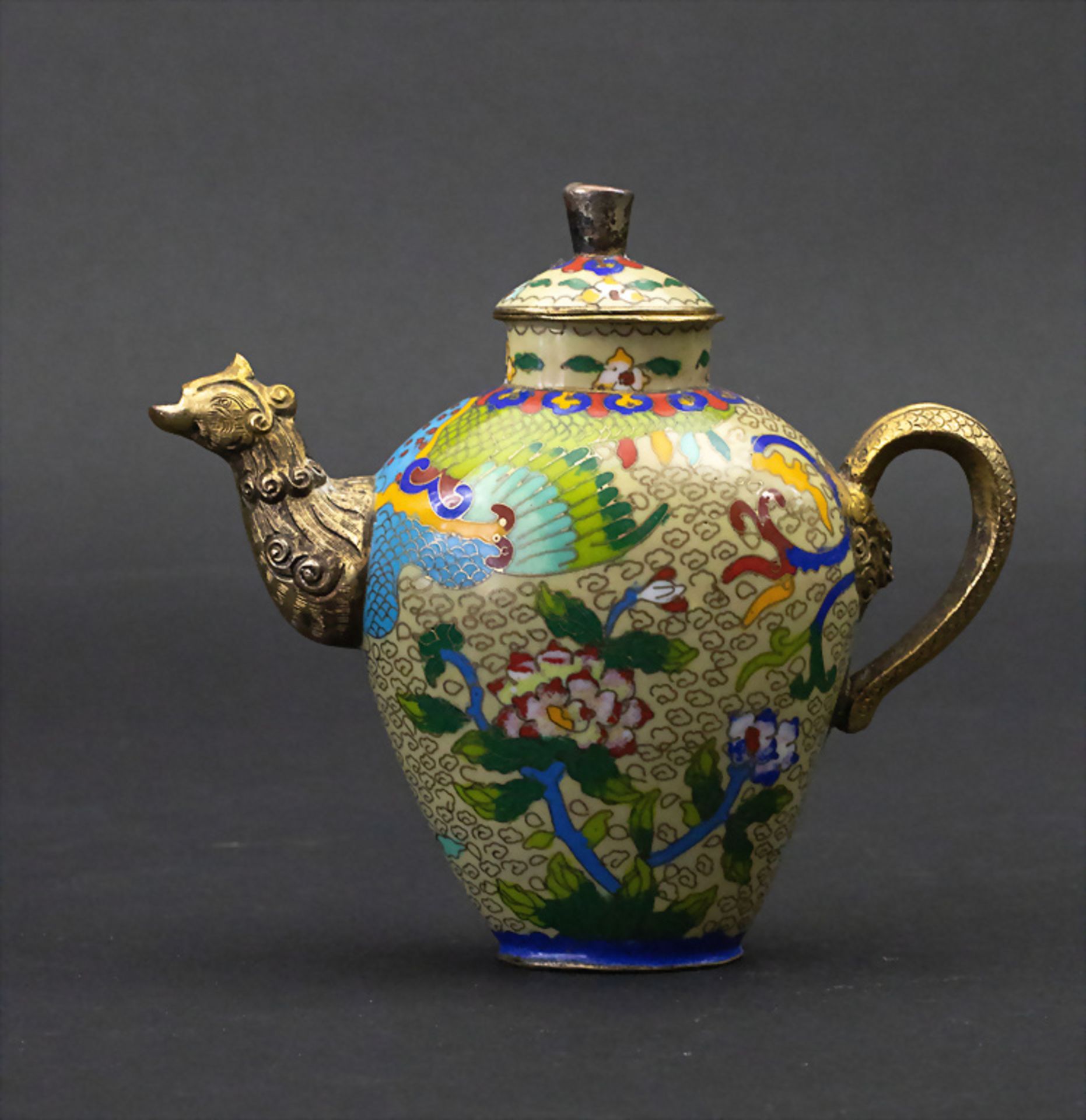 Kleine Cloisonnée-Kanne mit Drachenkopftülle / A small cloisonné pot with dragon spout, wohl China