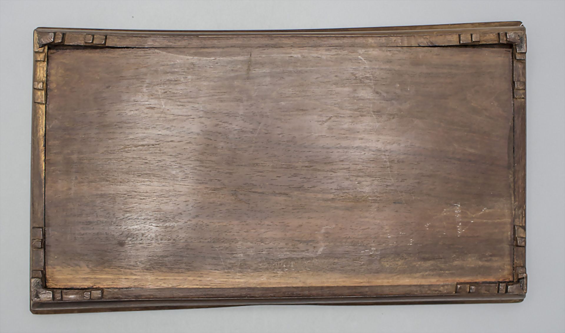 Holztablett auf vier Füßen mit Floraldekor / A footed wooden tray with floral inlays, ... - Bild 3 aus 6