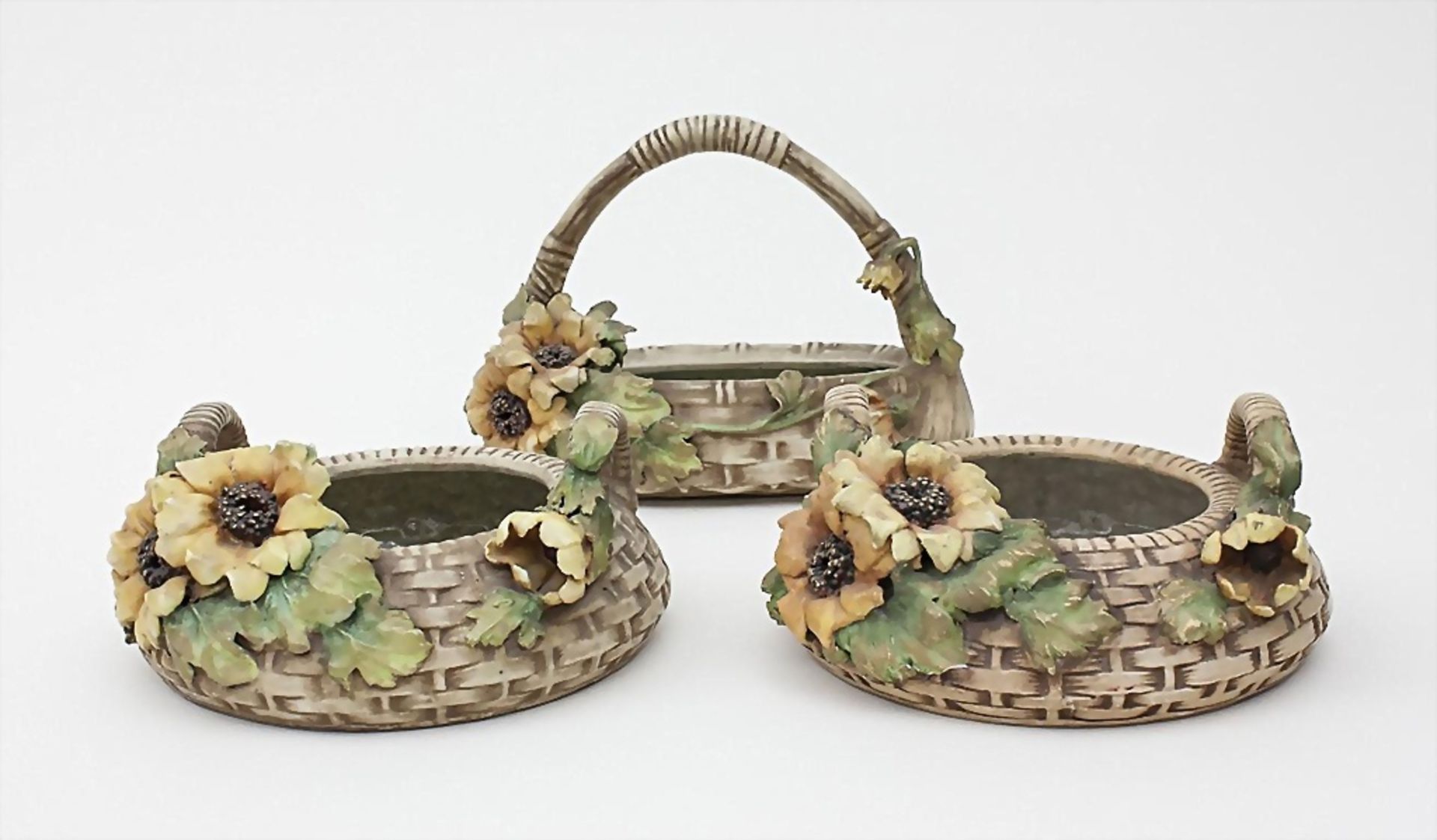 3 Jugendstil-Korbschalen mit Sonnenblumen/3 Art Nouveau Ceramic Baskets with Sunflowers, ...