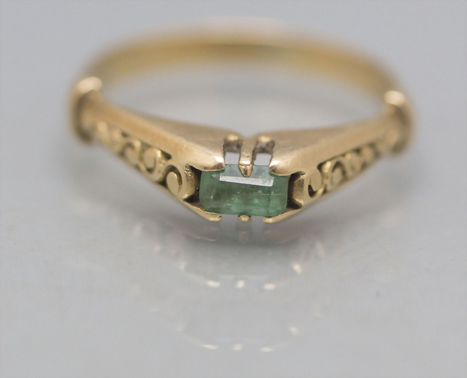 Damenring mit Smaragd / A ladies 14 ct gold ring with emerald