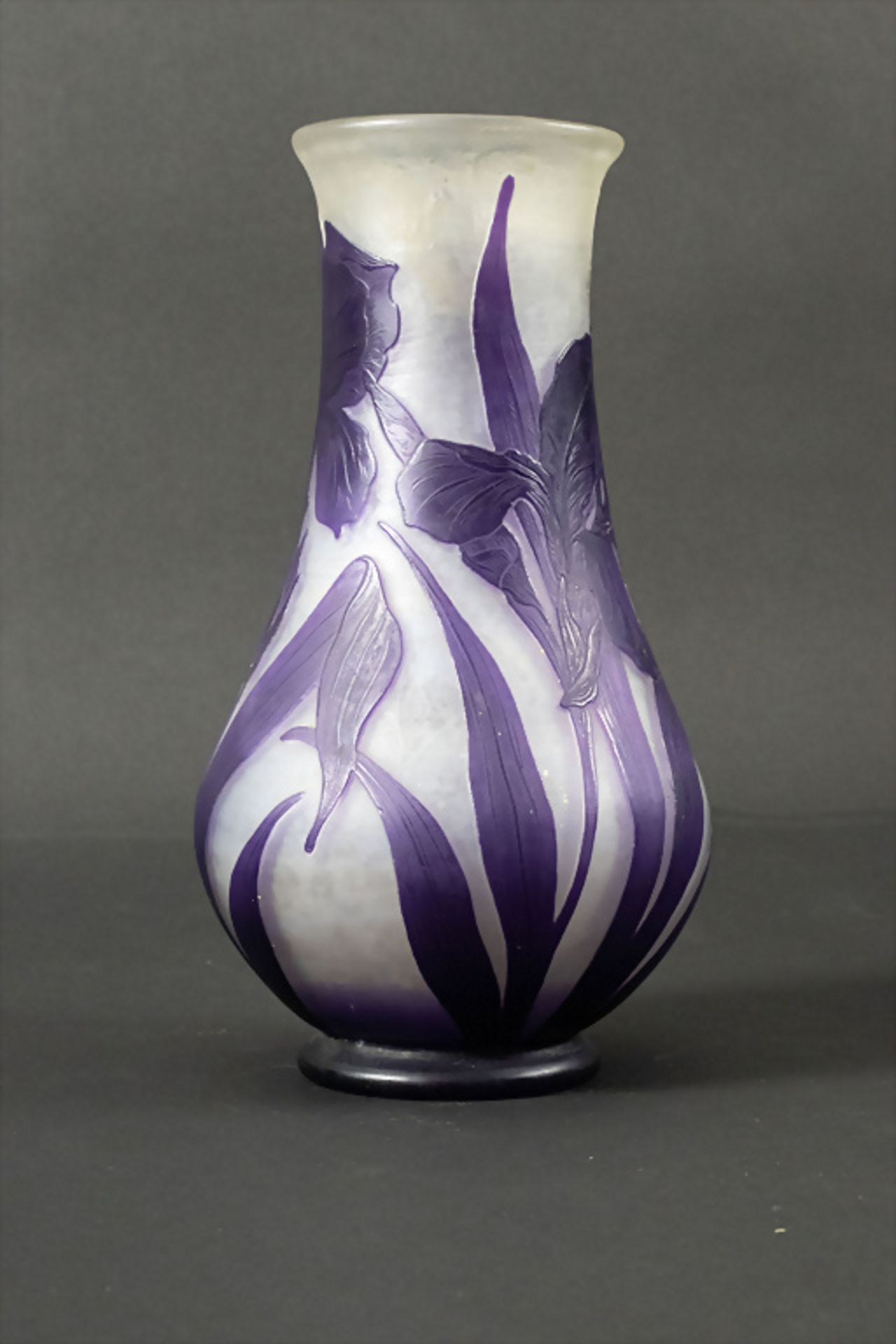 Jugendstil Vase mit Schwertlilien / An Art Nouveau vase with iris, Karl Lindenberg, Kosta, um 1900 - Bild 3 aus 6