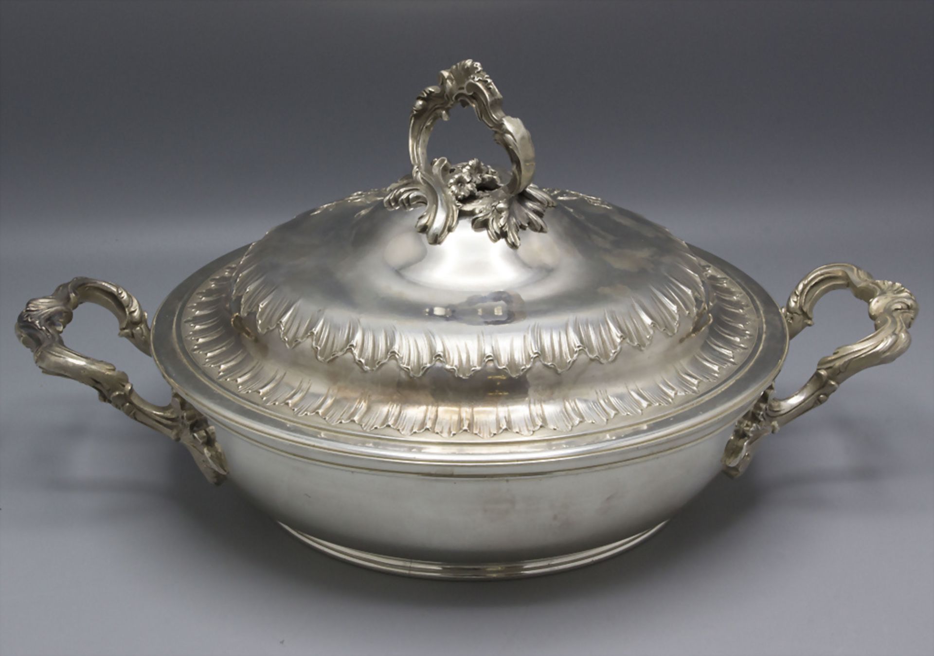 Deckelterrine / A covered silver tureen / Légumier en argent massif, Grognier-Armand, Lyon, um 1900 - Bild 3 aus 9