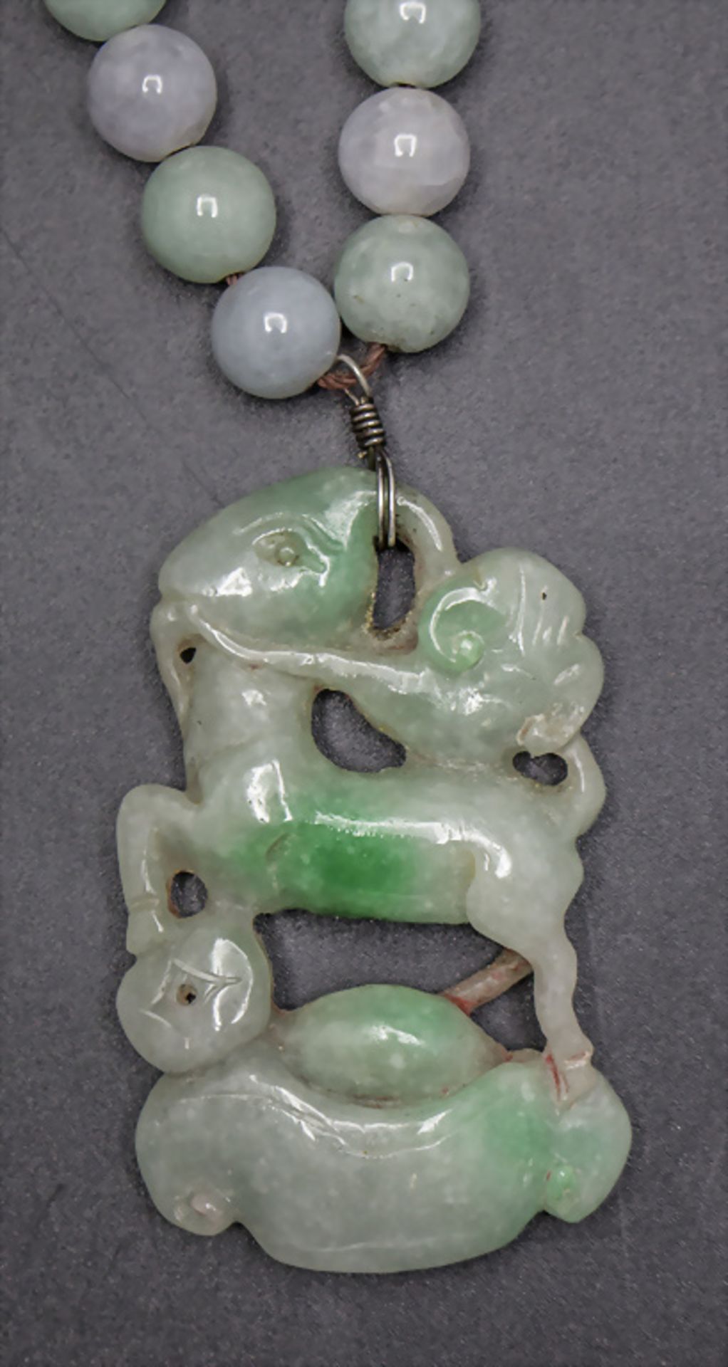 Jadekette mit Glückssymbol / A jade necklace with a lucky symbol, China, Qing-Dynastie (1644-1911) - Bild 2 aus 10