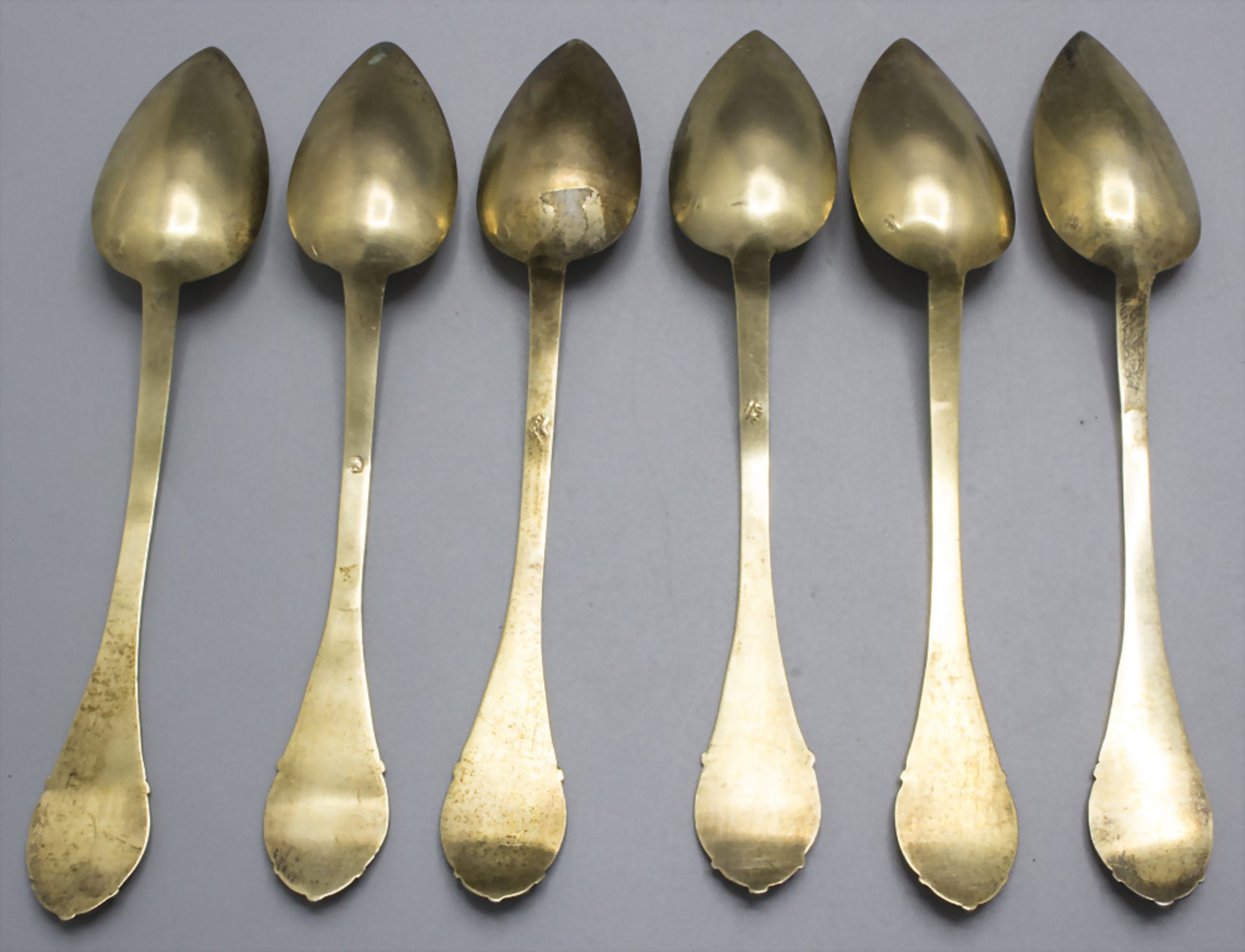 6 Vermeil Teelöffel mit Ritterrüstung / 6 silver tea spoons with a knight's armour, Jean ... - Bild 3 aus 7