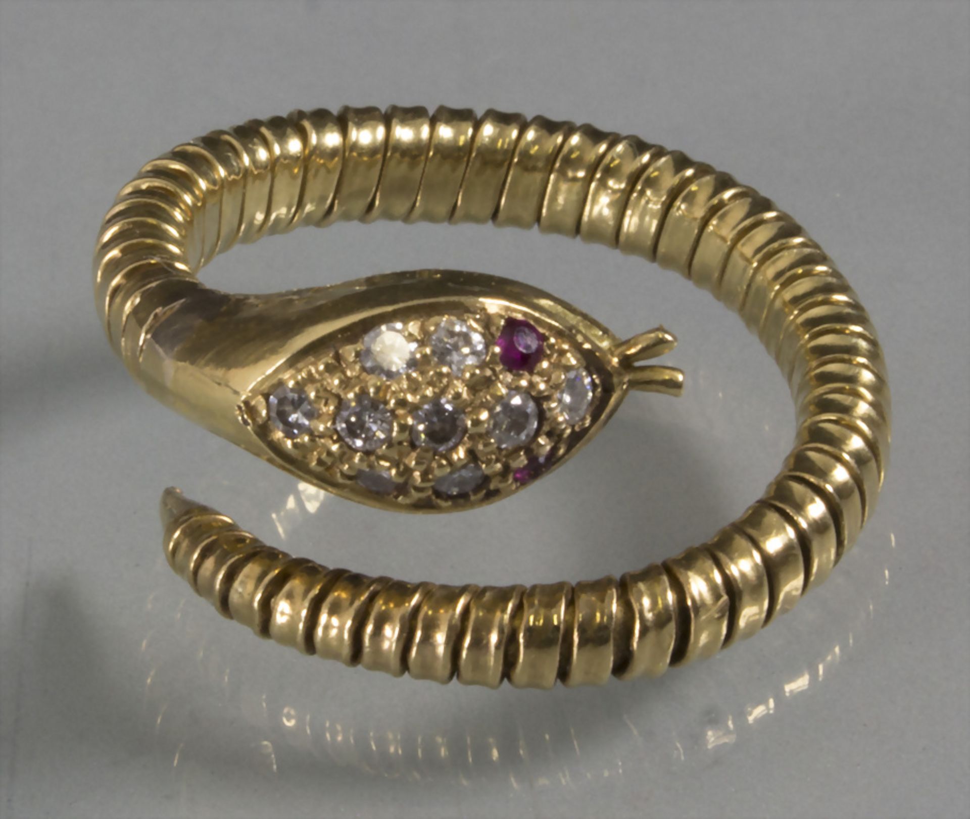 Schlangenring / A ladies 18ct gold snake ring with rubies and diamonds
