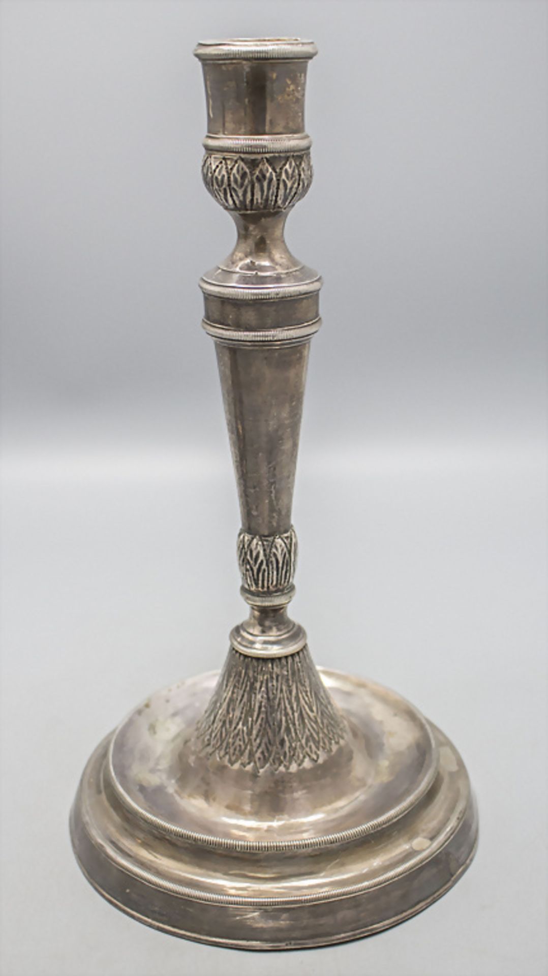 Paar Louis Seize Kerzenleuchter / A pair of Louis-Seize silver candlesticks, Spanien, um 1780 - Bild 2 aus 5