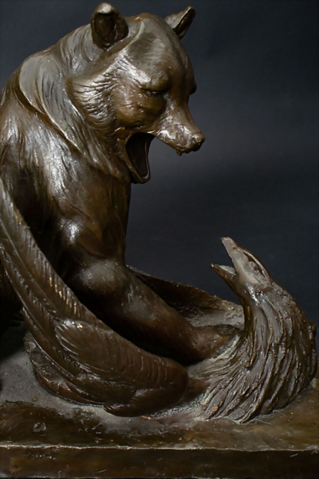 Bronze Skulptur 'Adler gegen Bären' / A bronze sculpture 'eagle vs. bear' - Image 2 of 8