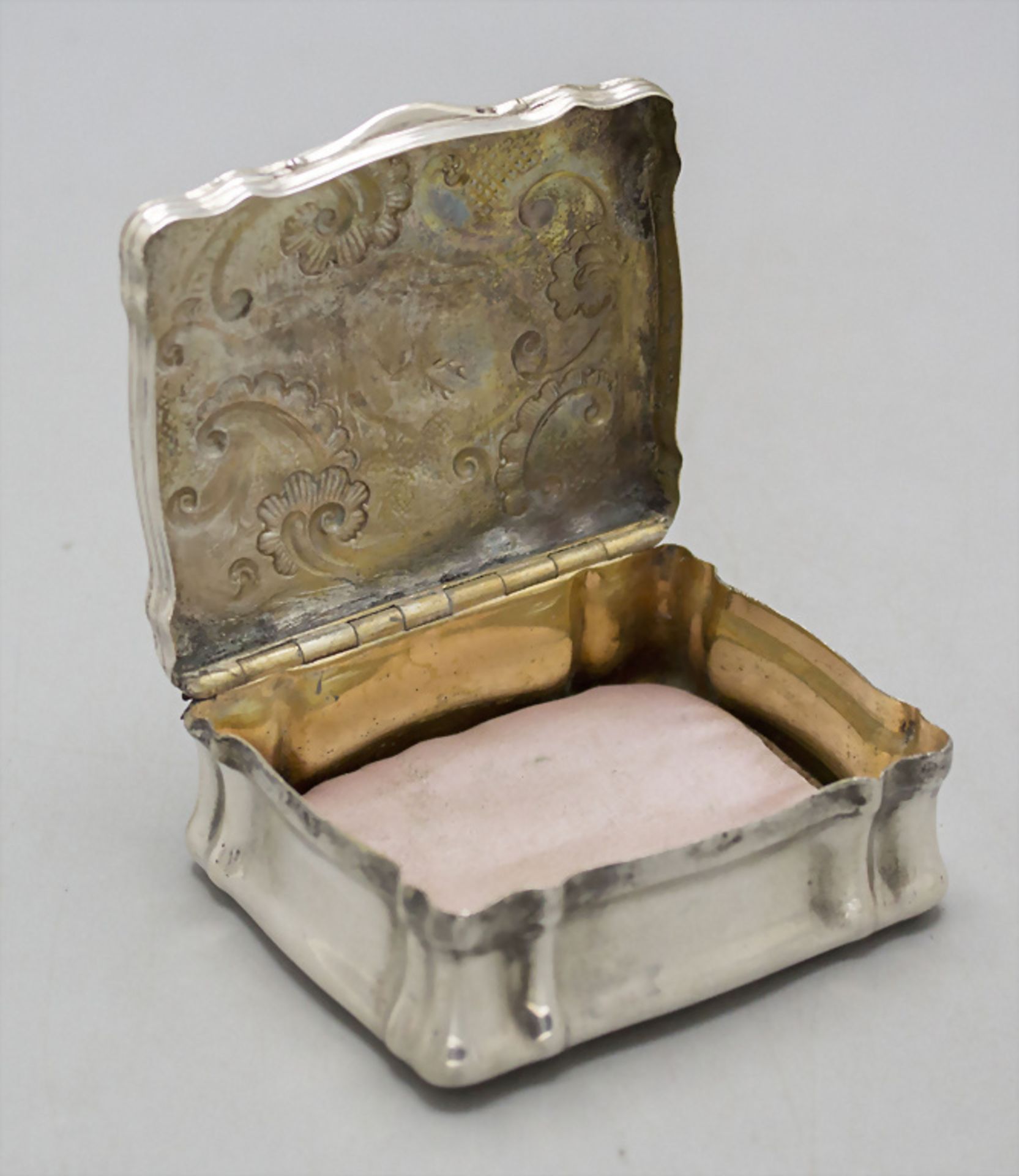 Rokoko Tabatiere mit Jagdszene / Schnupftabakdose / A silver Rococo snuffbox with a hunting ... - Image 3 of 4