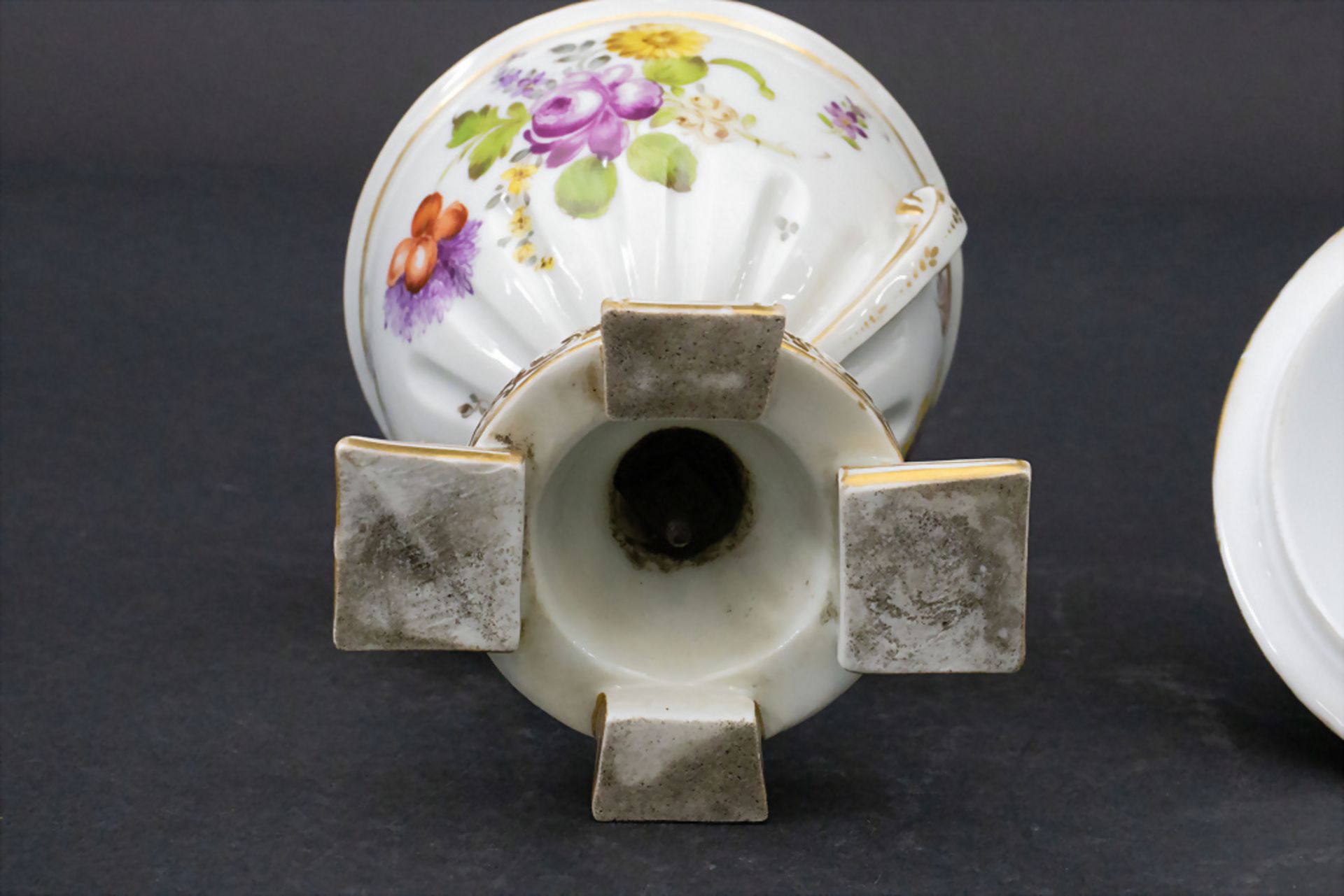 Deckelgefäß mit Blütenknauf / A lidded bowl with flower handle, wohl deutsch, Anfang 19. Jh. - Bild 8 aus 9