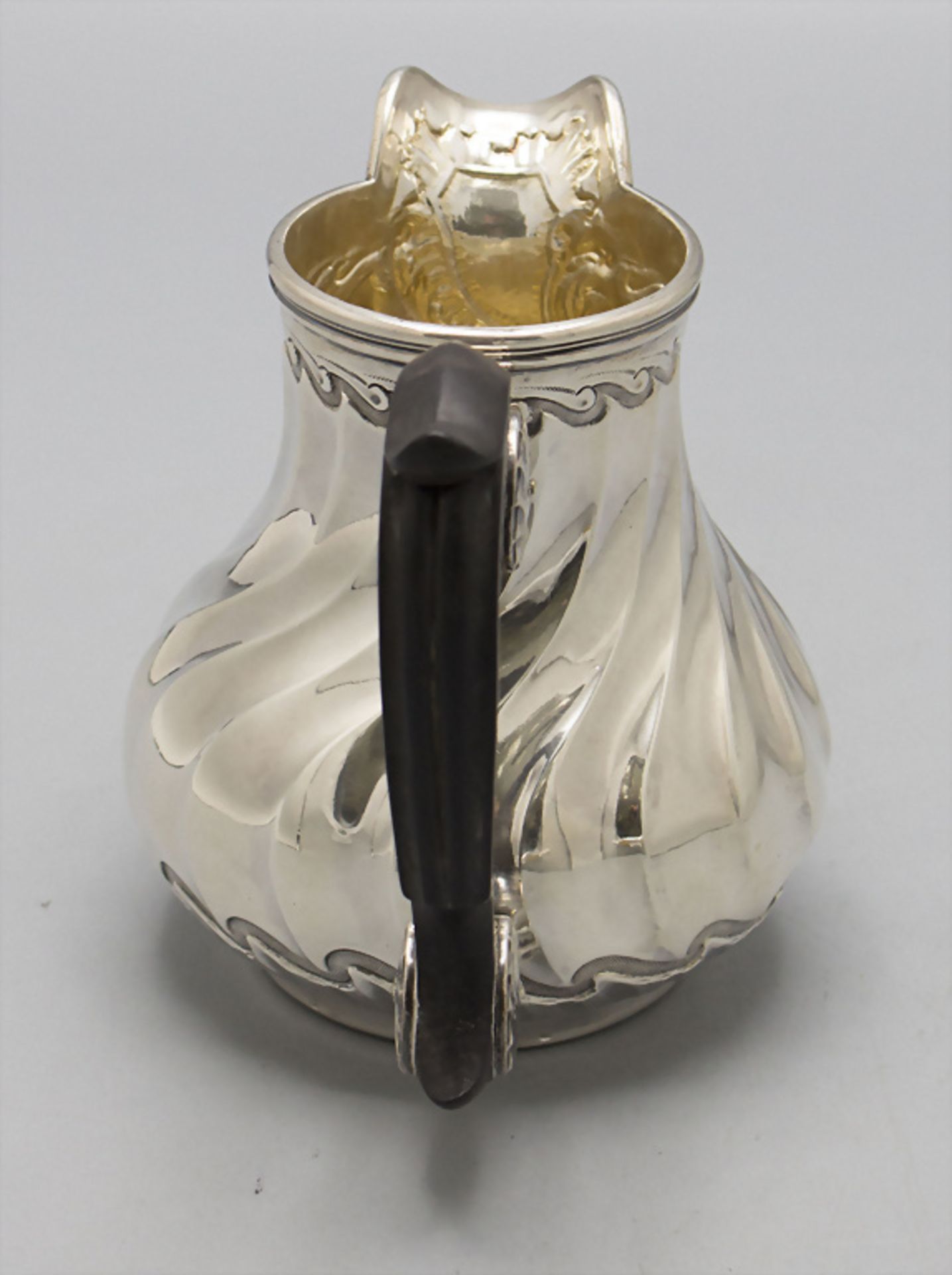 Teekanne und Sahnegießer / A silver tea pot and creamer, Merite, Paris, um 1900 - Bild 12 aus 13