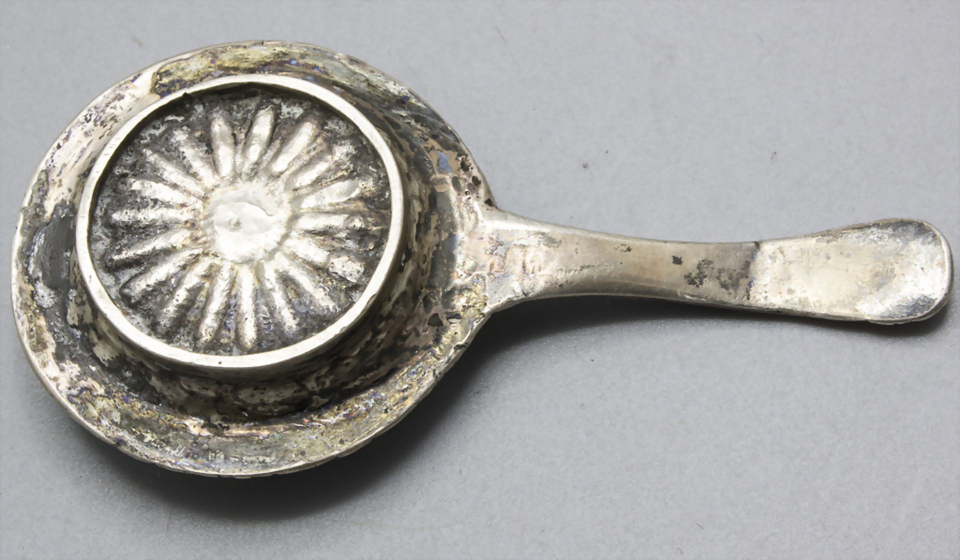 Miniatur Handleuchter / A miniature silver candle holder with handle, deutsch, um 1900 - Bild 2 aus 2