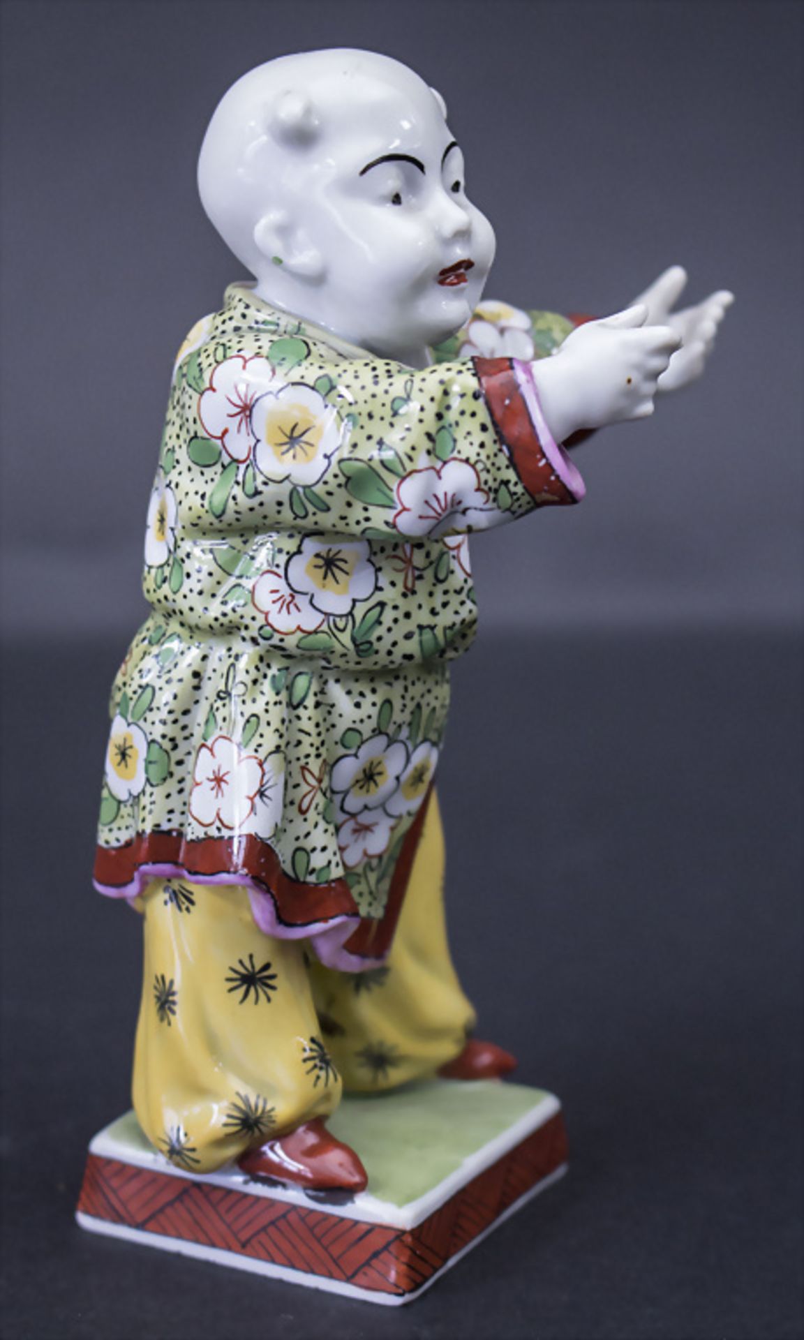 Figur 'Chinese mit Pflaumenblütengewand' / A figure of a Chinese with plumblossom print ... - Image 4 of 5