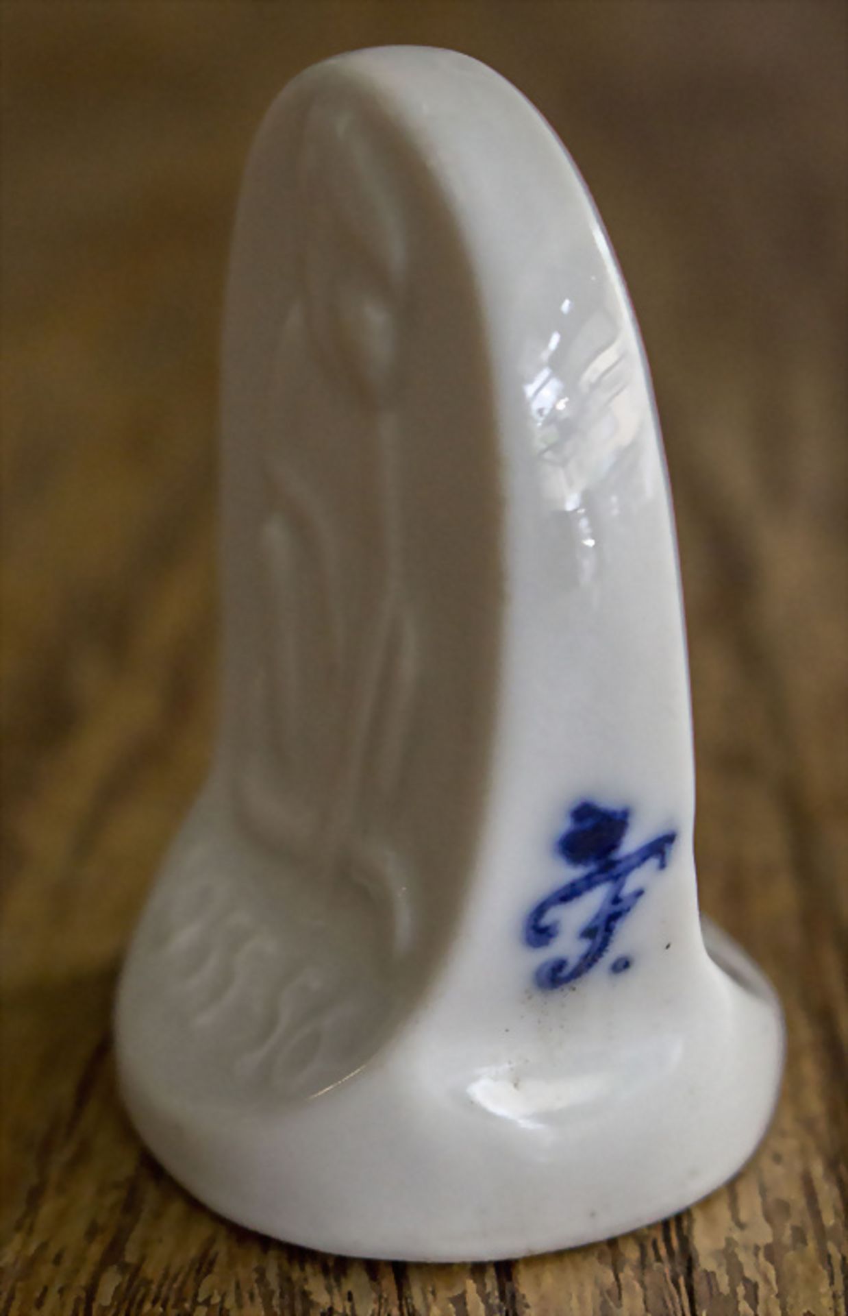 Petschaft mit Eule und Affe / A porcelain seal with an owl and an ape, Fürstenberg, 1955-56 - Bild 3 aus 4