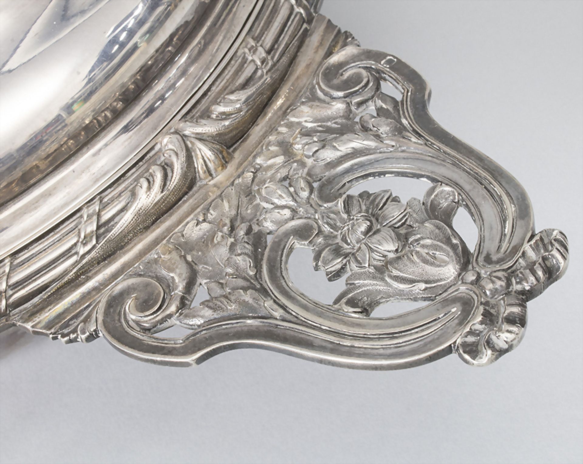 Deckelterrine / A covered silver tureen / Un légumier en argent, Odiot, Paris, 19. Jh. - Bild 7 aus 11