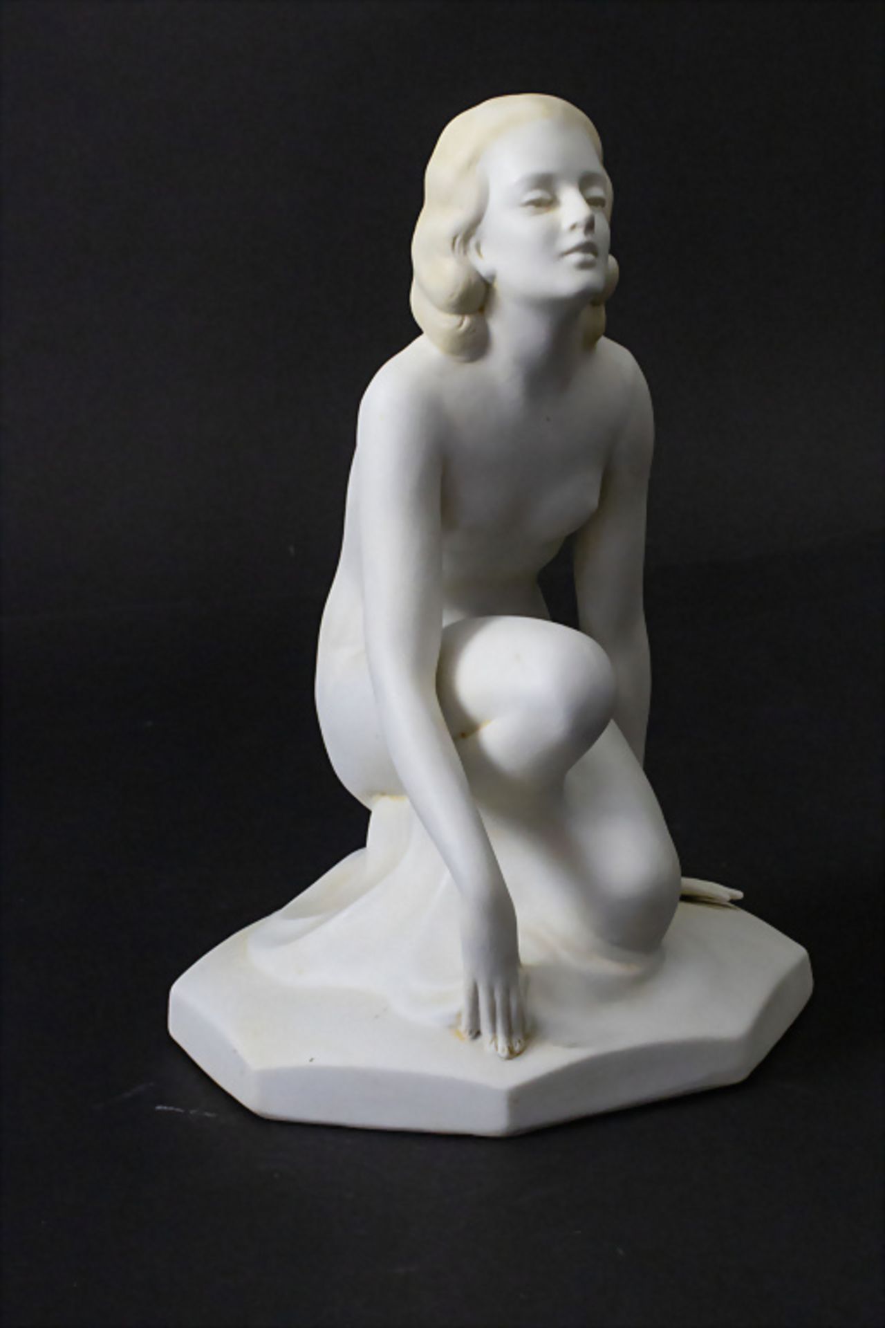 Art Déco Porzellanplastik 'Knieender Frauenakt' / An Art Deco porcelain figure 'A kneeling ... - Bild 2 aus 11