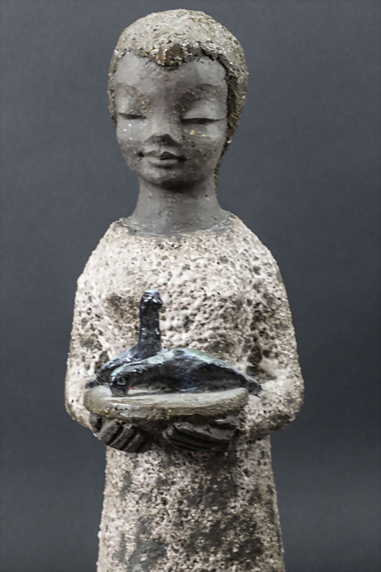 Künstlerkeramik Plastik 'Frau mit Tauben' / An artist ceramic sculpture 'Woman with pigeons', ... - Bild 2 aus 5