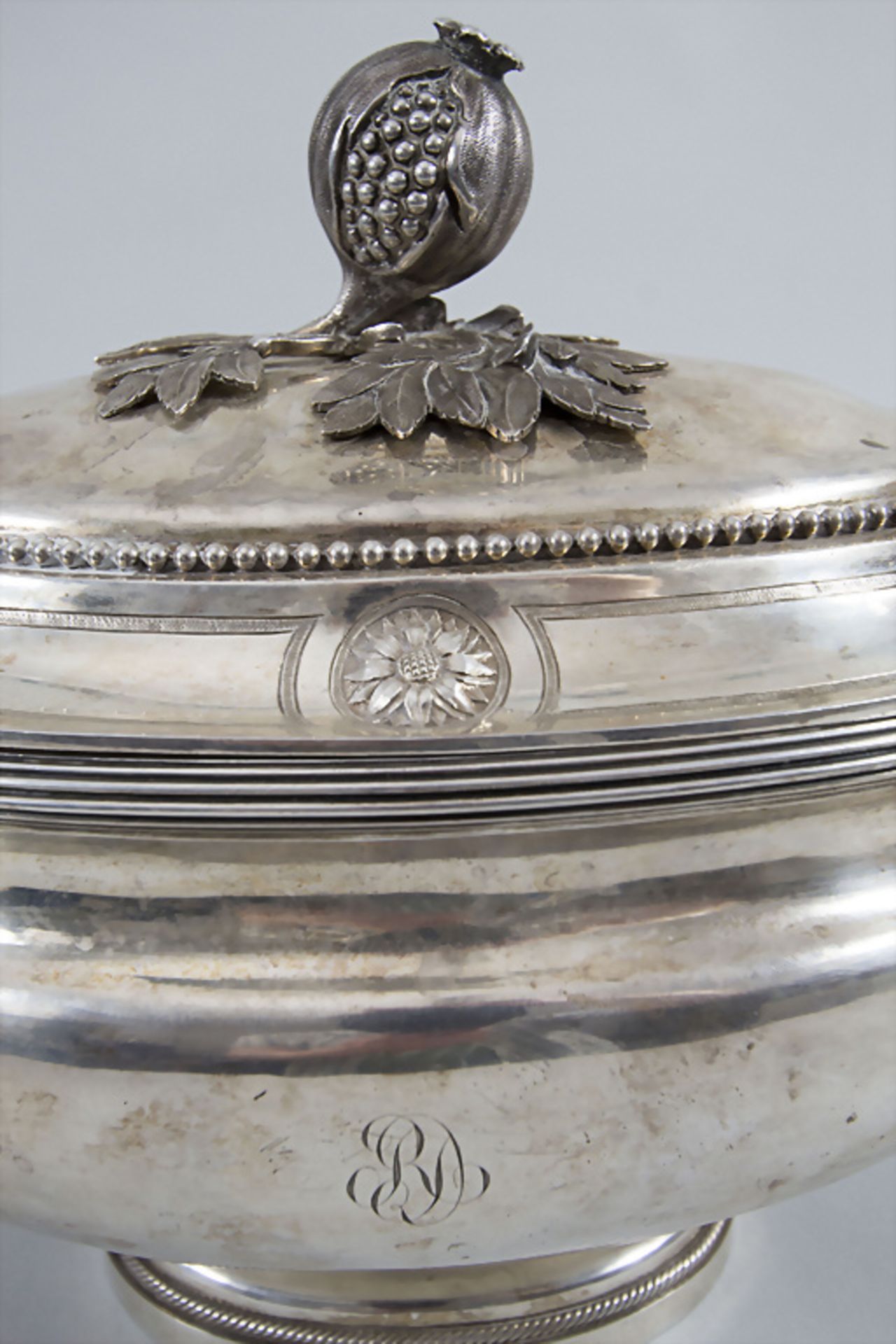 Louis Seize Deckelterrine / A covered silver tureen / Un légumier en argent, Paris, 1784 - Bild 9 aus 10