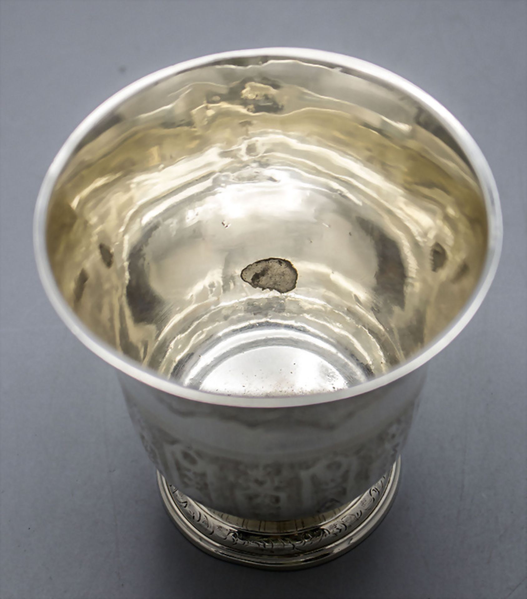 Louis XV Becher / A silver beaker, Pierre Auger, Sens, um 1750 - Image 3 of 4