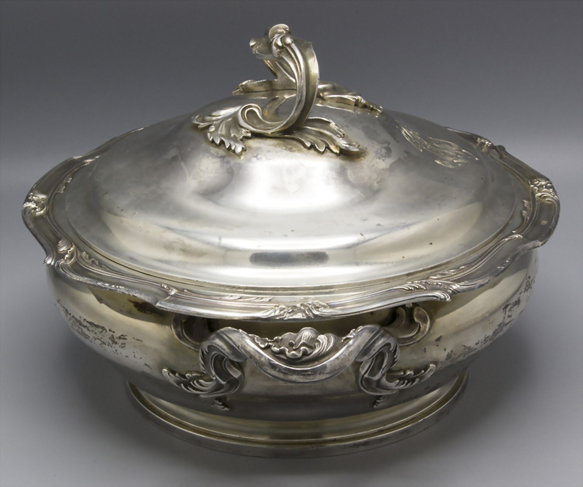 Deckelterrine / A covered silver tureen / Légumier en argent massif, Hènin & Cie., Paris, um 1920 - Bild 4 aus 12