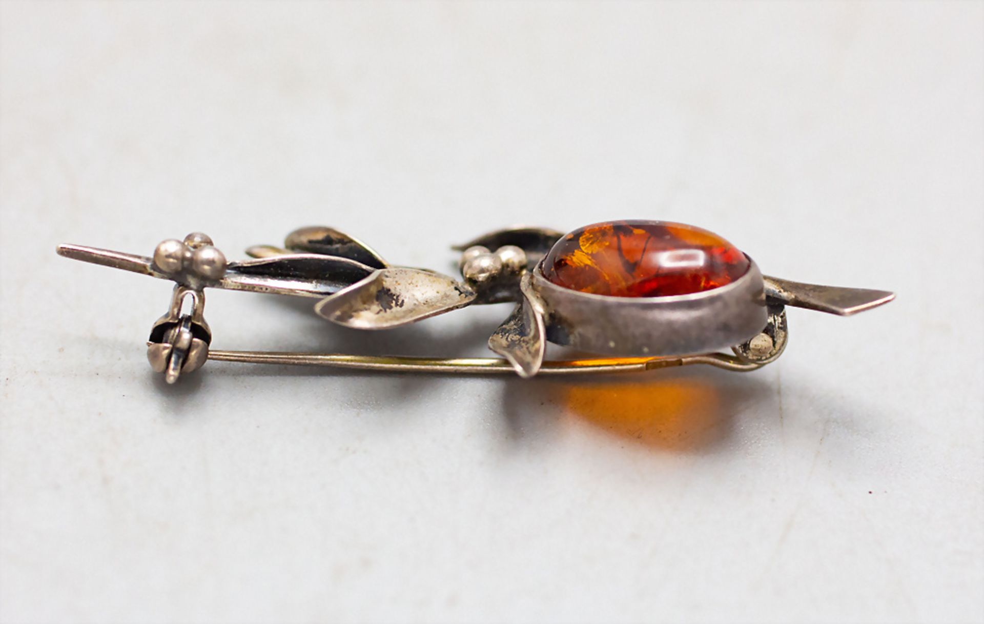 Bernsteinbrosche / An amber brooch - Image 3 of 3