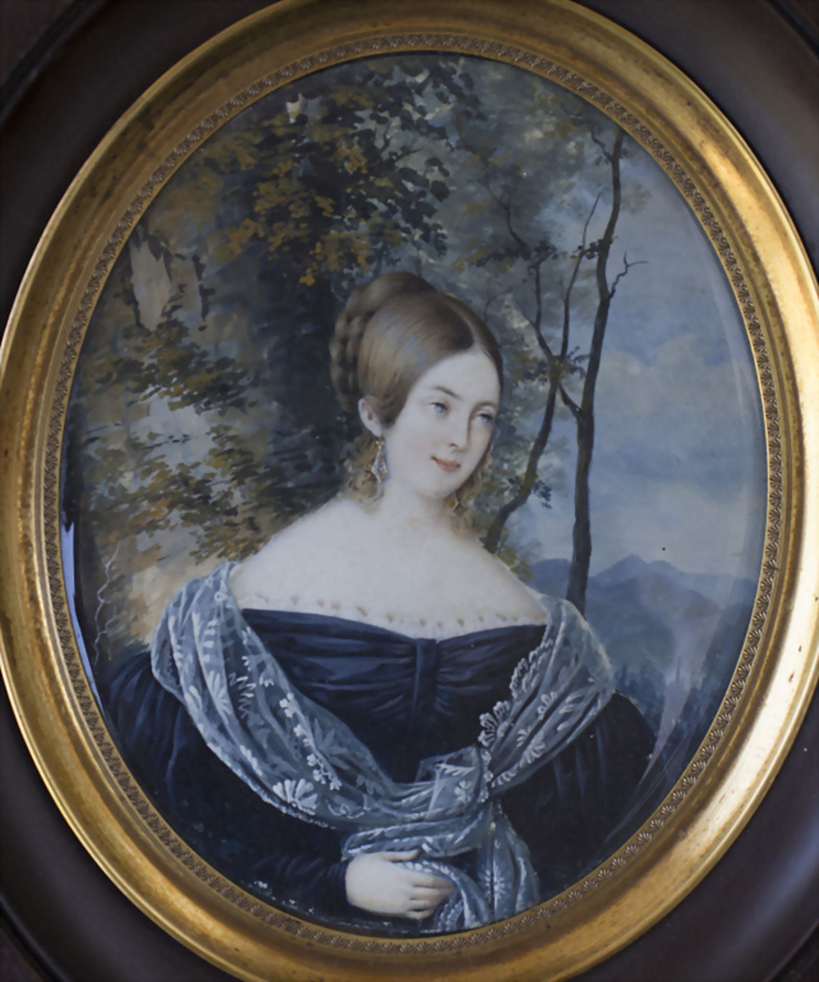 Miniatur Porträt einer lächelnden jungen Dame vor Landschaft / A miniature portrait of a ...