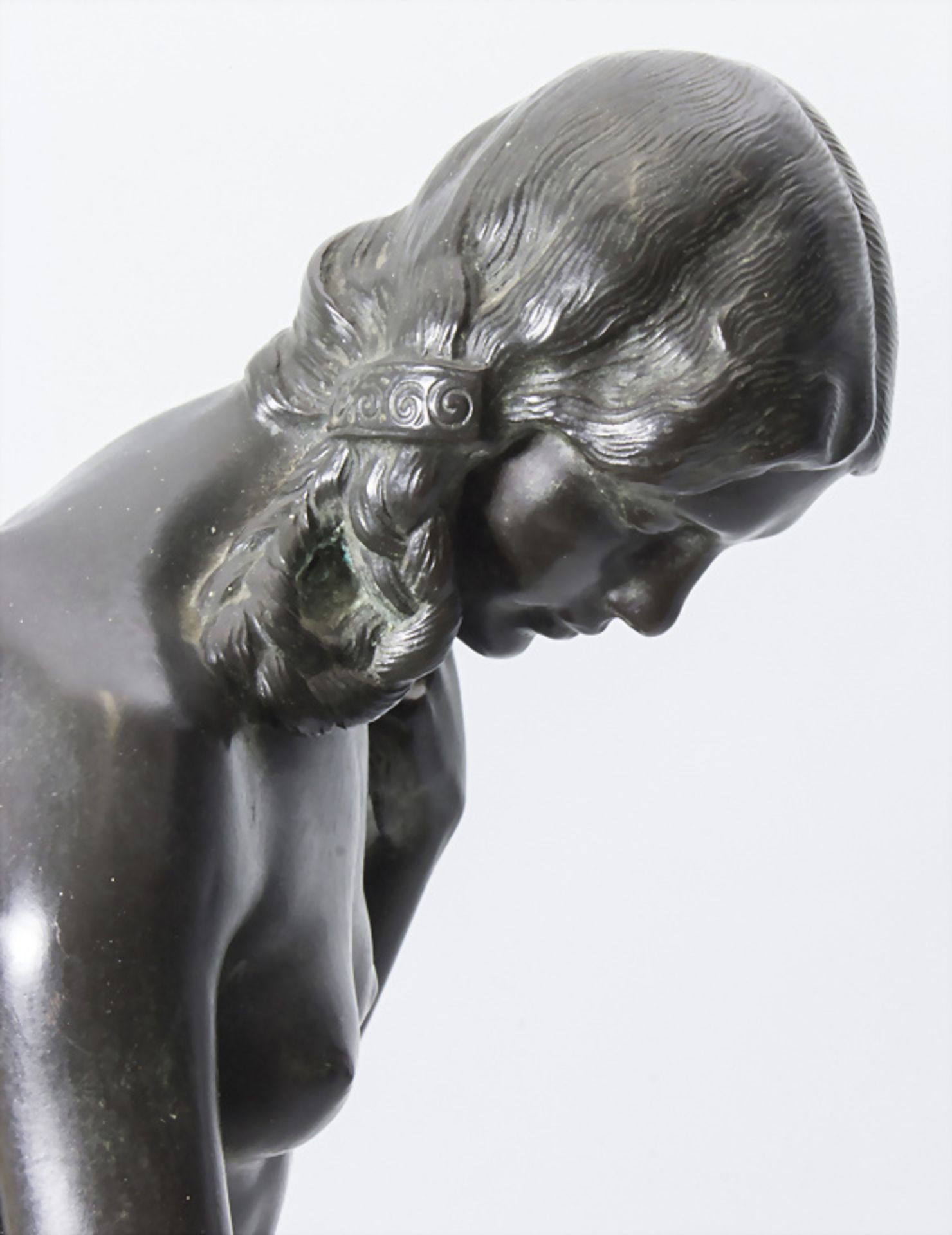 Bronzeplastik 'Weiblicher Akt mit Flechtzöpfen' / A bronze sculpture 'female nude with ... - Image 9 of 9