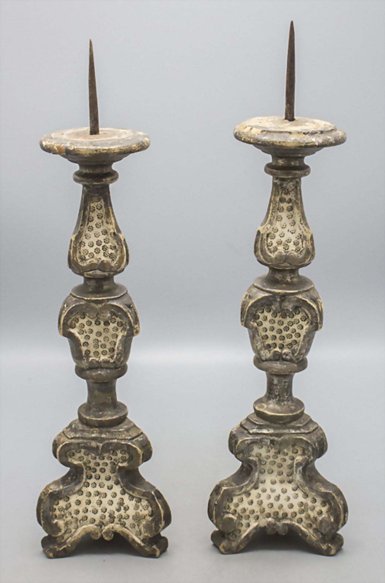 Paar Barock Kerzenständer / A pair of wooden Baroque candlesticks, Italien, um 1750 - Image 2 of 3