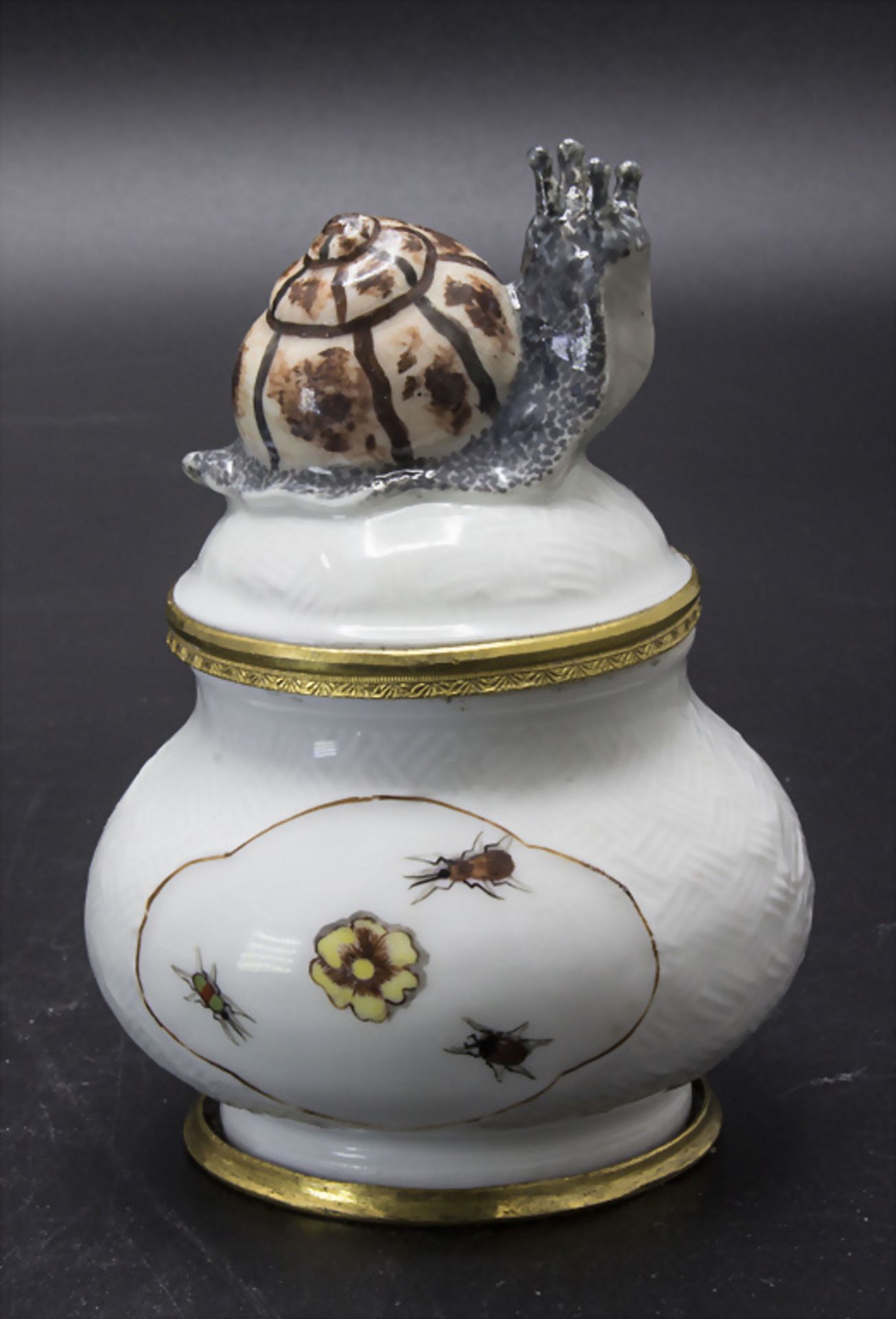 Seltene Deckeldose mit Weinbergschnecke / A rare covered box with a snail as handle, Meissen, ... - Image 2 of 4