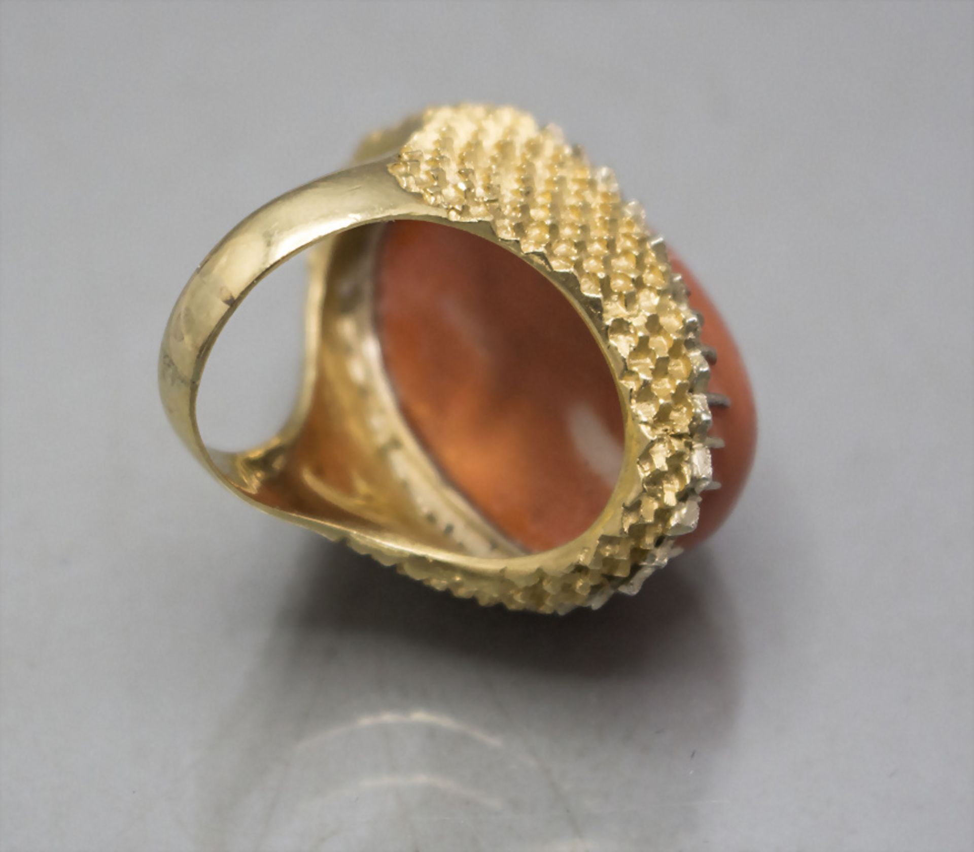 Damenring mit Korall-Cabochon / An 18 ct ladies gold ring with a coral cabochon - Bild 3 aus 3