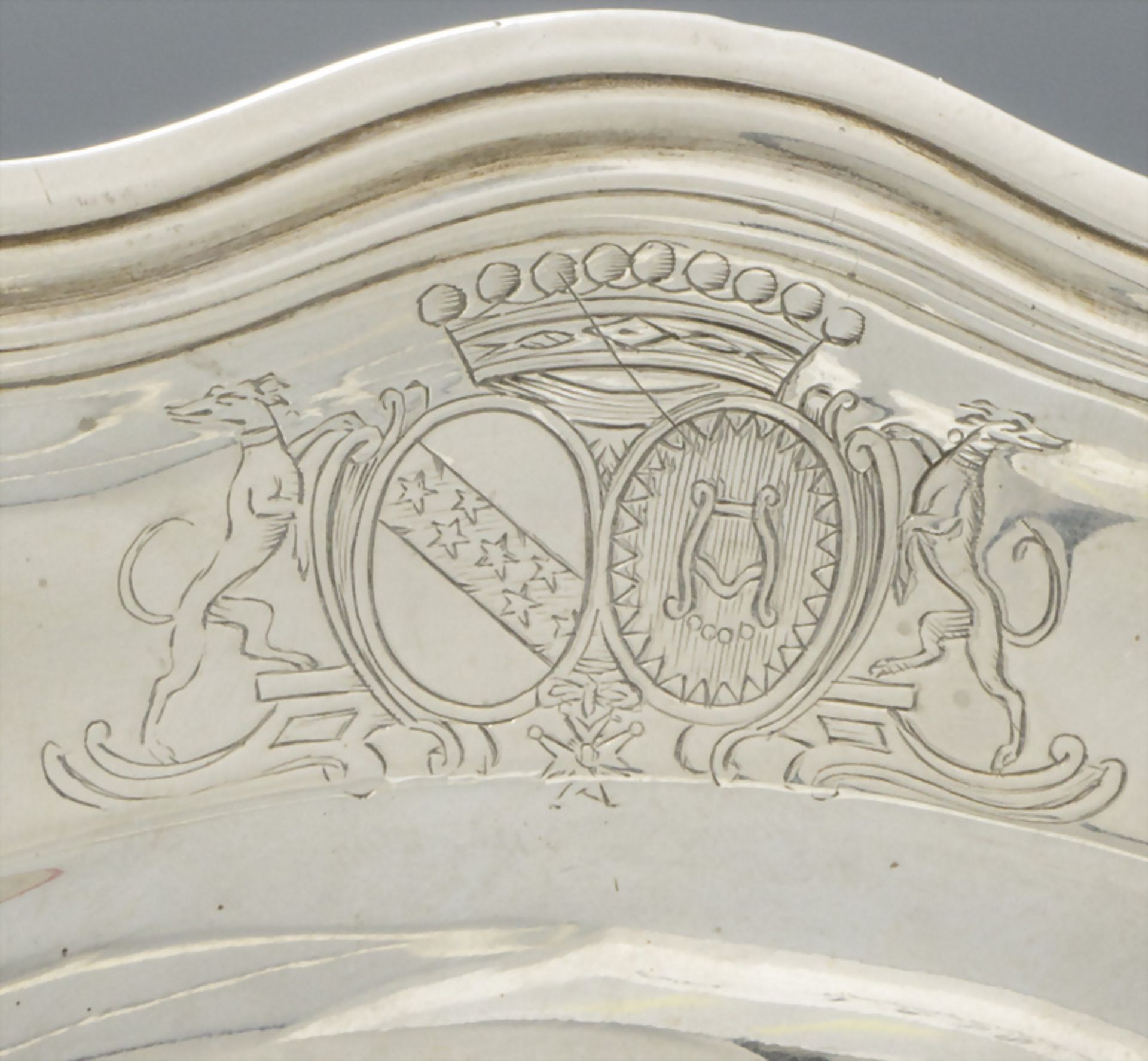 Allianzteller / A silver alliance plate, Claude Genu, Paris, 1744-1750 - Image 3 of 9
