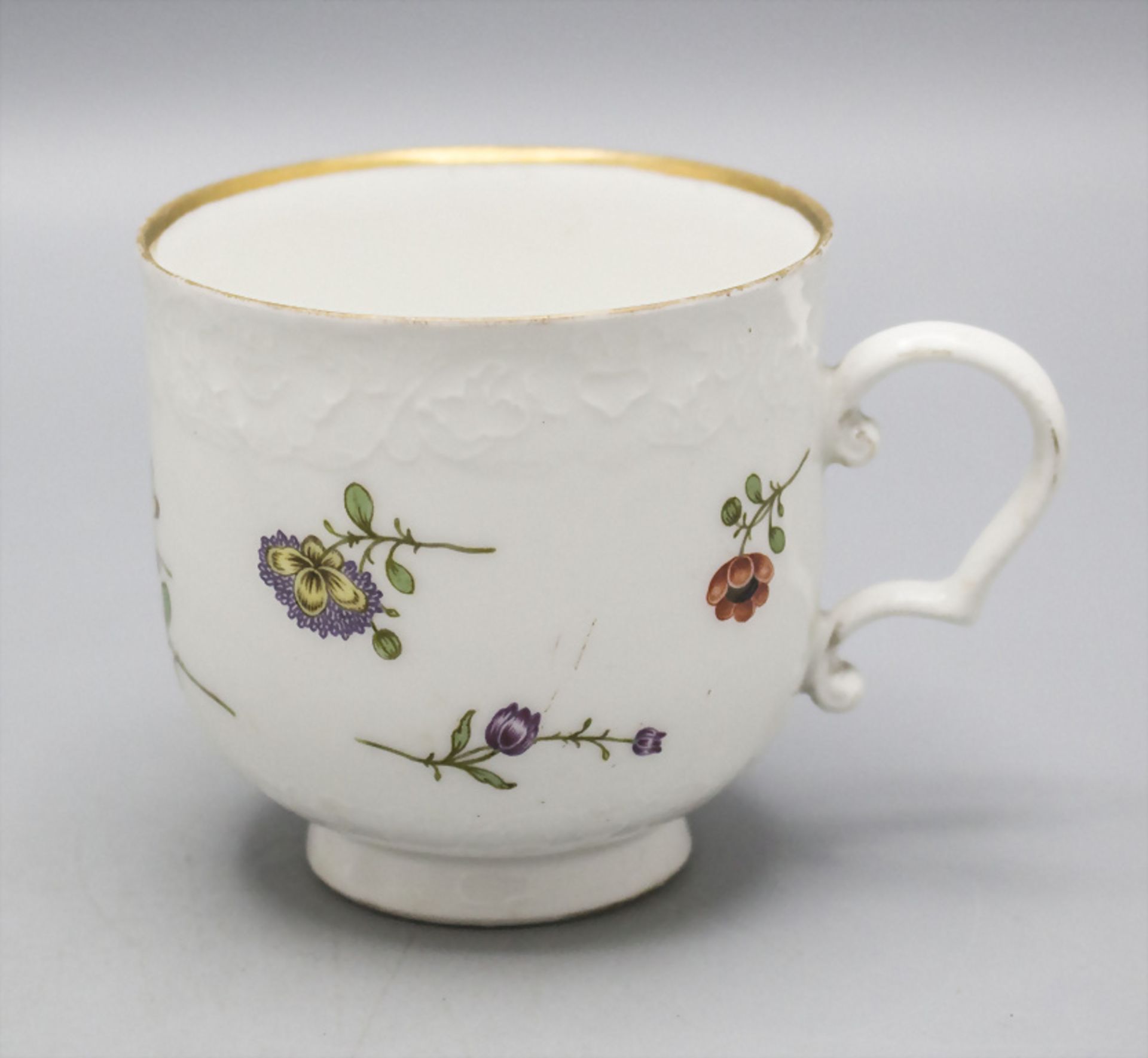 Tasse und Untertasse mit seltener Blumenmalerei / A cup and saucer with rare flower paintings, ... - Bild 2 aus 6