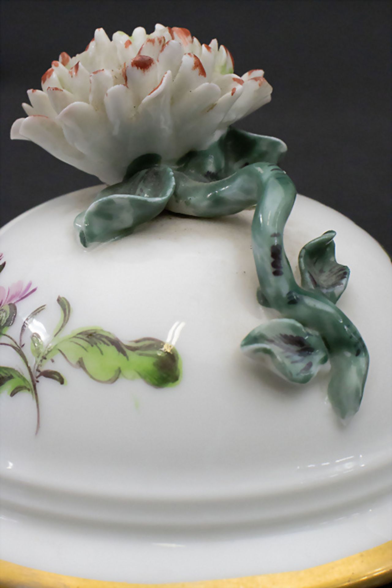 Deckelgefäß mit Blütenknauf / A lidded bowl with flower handle, wohl deutsch, Anfang 19. Jh. - Bild 5 aus 9