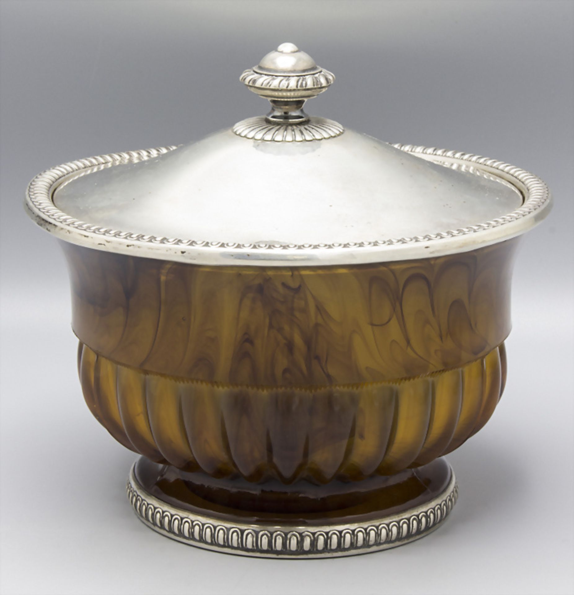 Art Déco Deckelschale / An Art Deco glass bowl with silver mount and cover, wohl Italien, um 1920 - Image 2 of 4