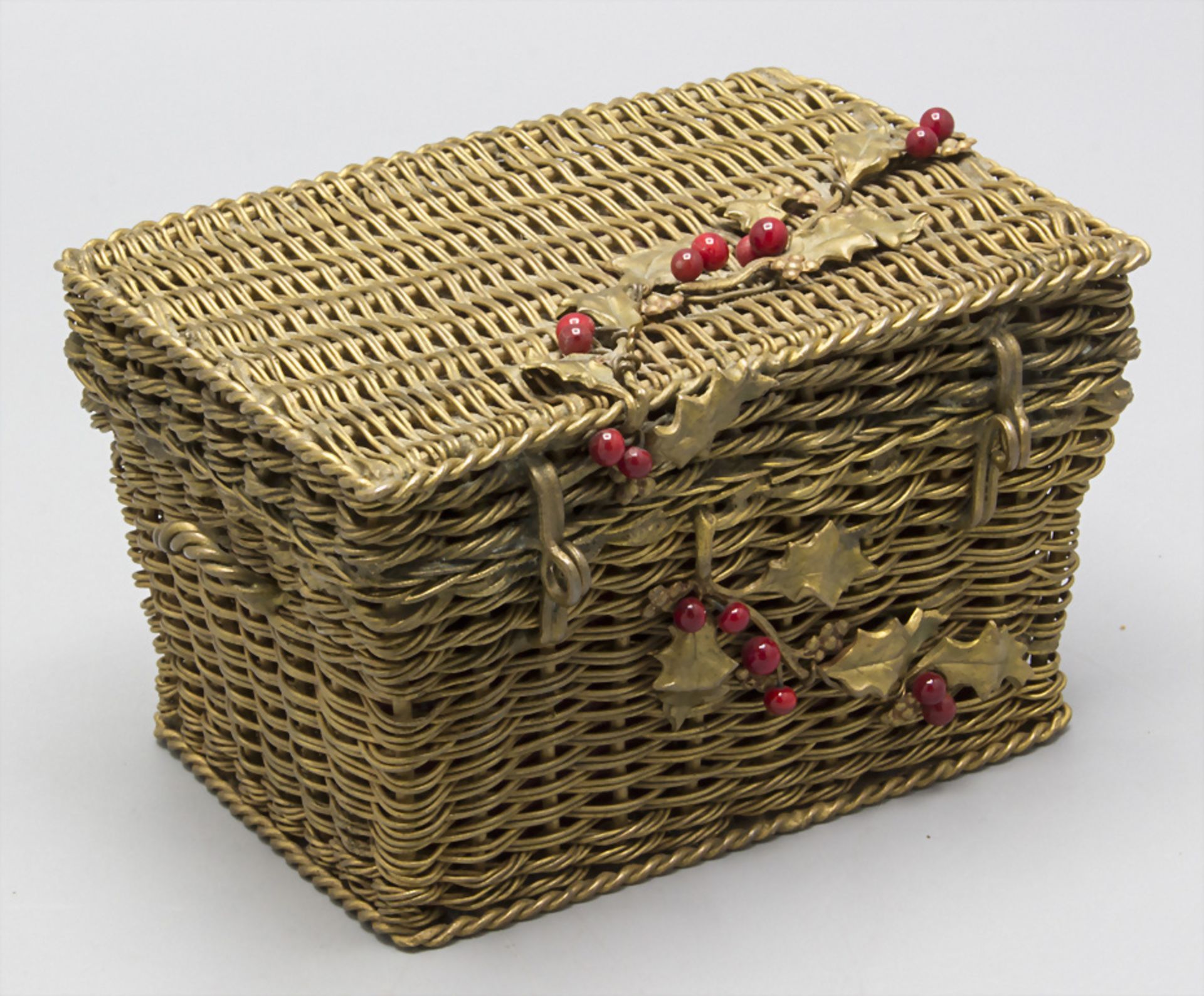 Miniatur Weidentruhe als Schmuckdose / A miniature bronze willow chest with holly branches as ...