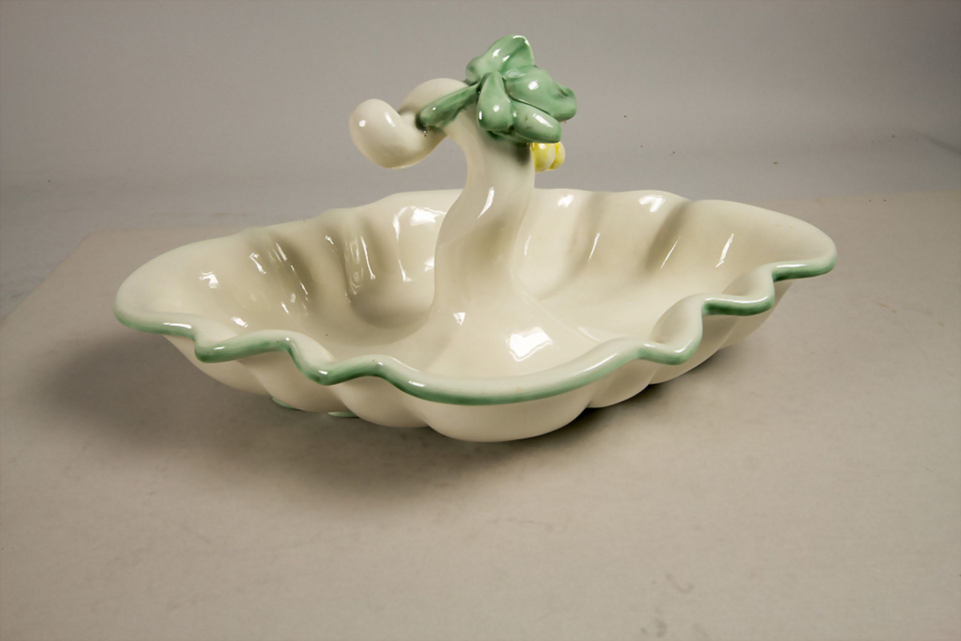 Art Déco Obstschale / An Art Deco fruit bowl, Karlsruher Majolika, um 1922 - Bild 2 aus 5