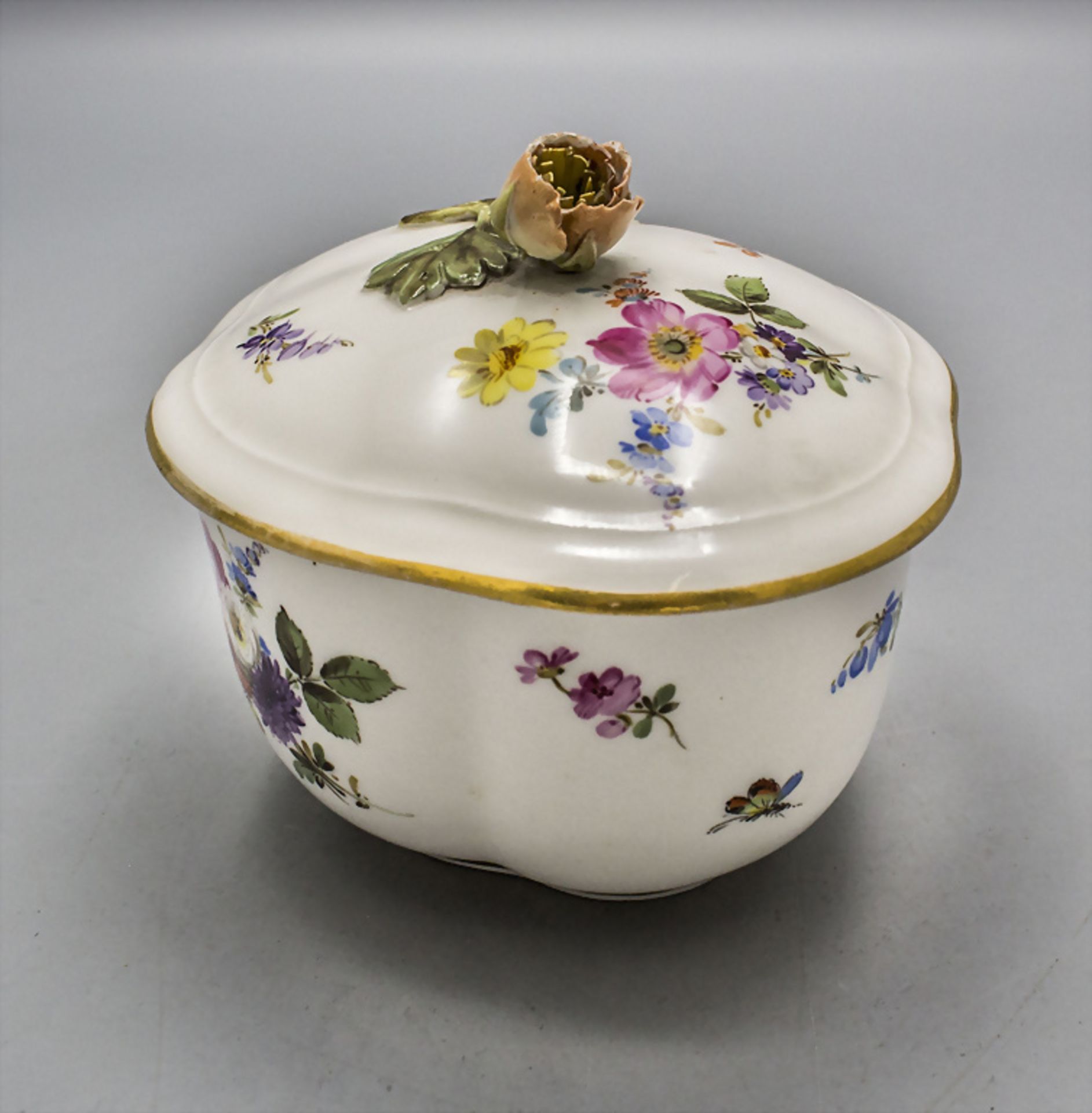 Deckeldose mit Blumenbouquet / A lidded box, Meissen, 19. Jh. - Bild 2 aus 6