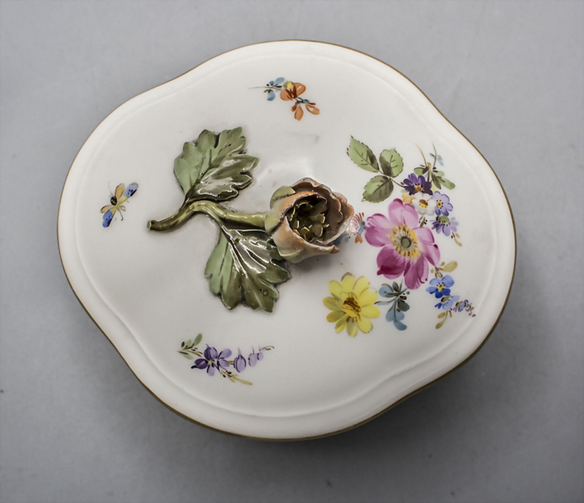 Deckeldose mit Blumenbouquet / A lidded box, Meissen, 19. Jh. - Bild 3 aus 6