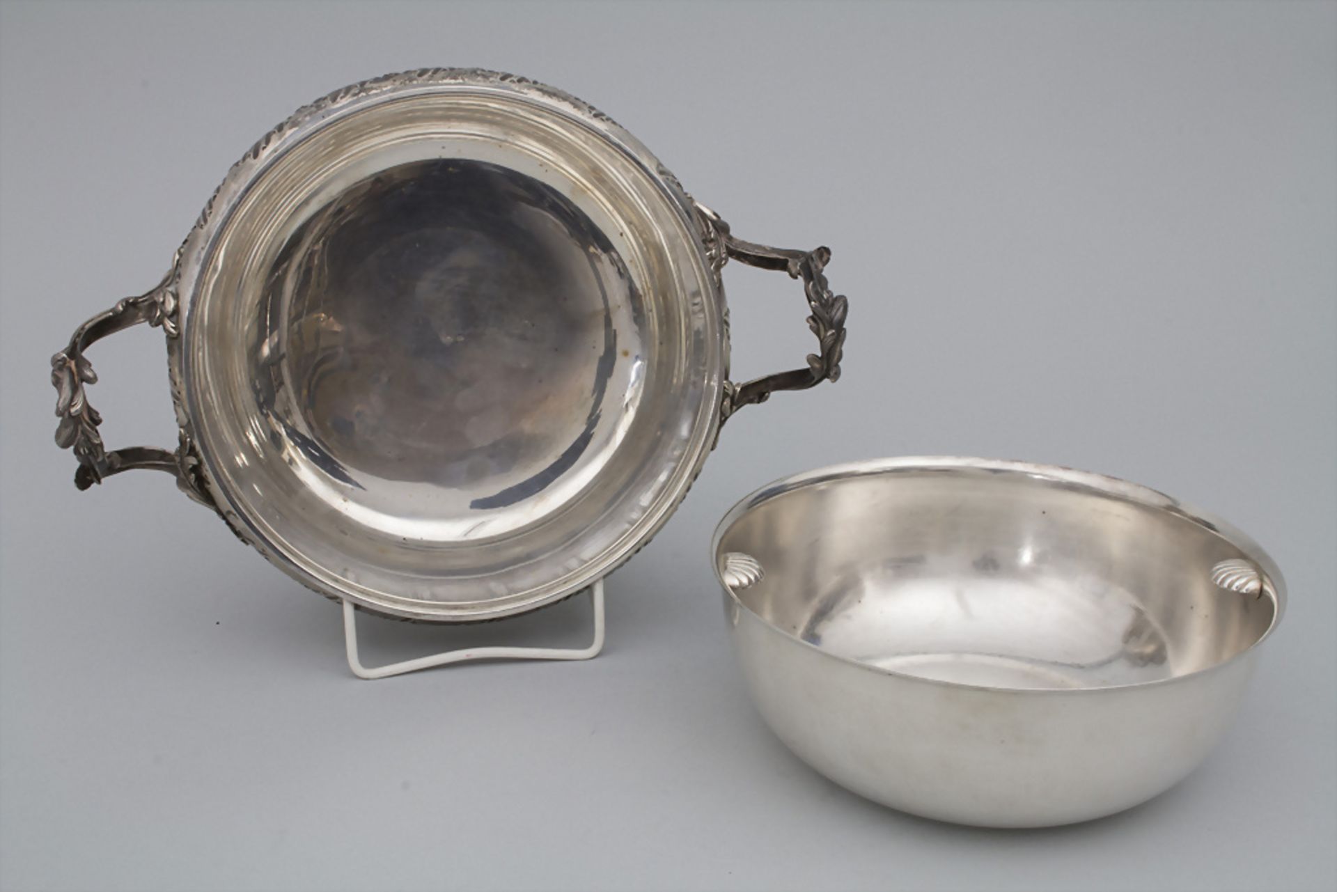 Legumier / Wöchnerinnenschüssel / A silver vegetable tureen with lining and cover, Paris, um 1900 - Bild 8 aus 13