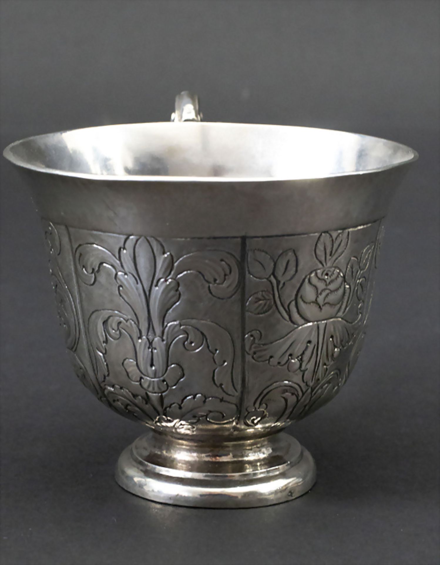 Kakaotasse auf Unterschale/Presentoir / A silver chocolate cup with saucer, Vatikanstadt ... - Bild 4 aus 10
