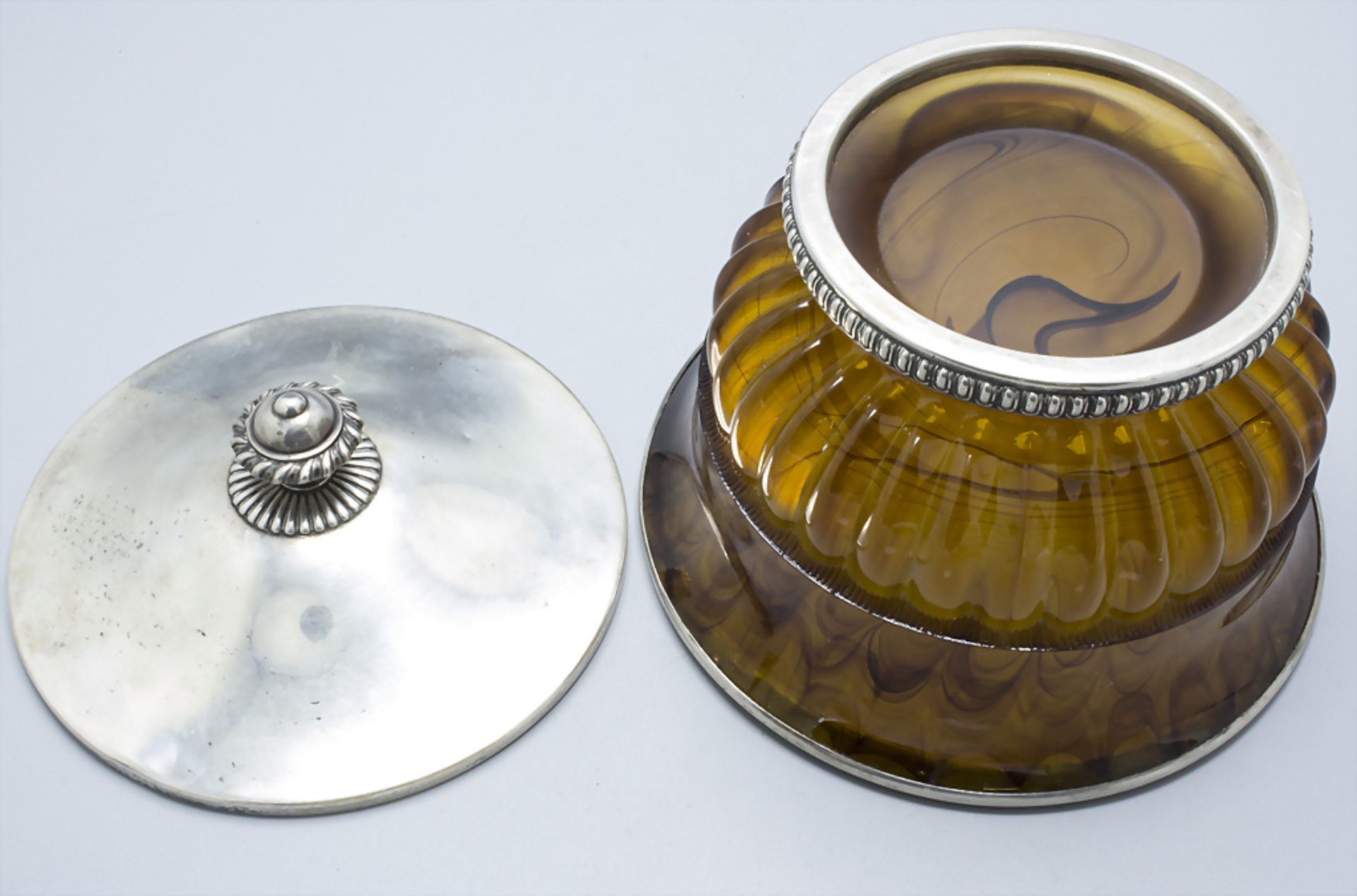 Art Déco Deckelschale / An Art Deco glass bowl with silver mount and cover, wohl Italien, um 1920 - Image 4 of 4