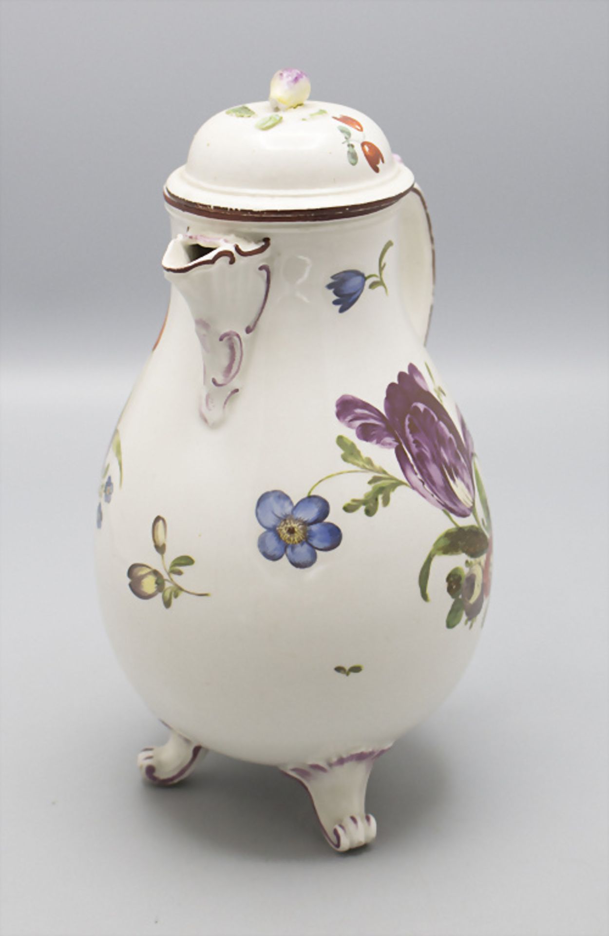 Kaffeekanne auf 3 Volutenfüßen / A coffee pot with flowers, Ludwigsburg, um 1775 - Image 2 of 6