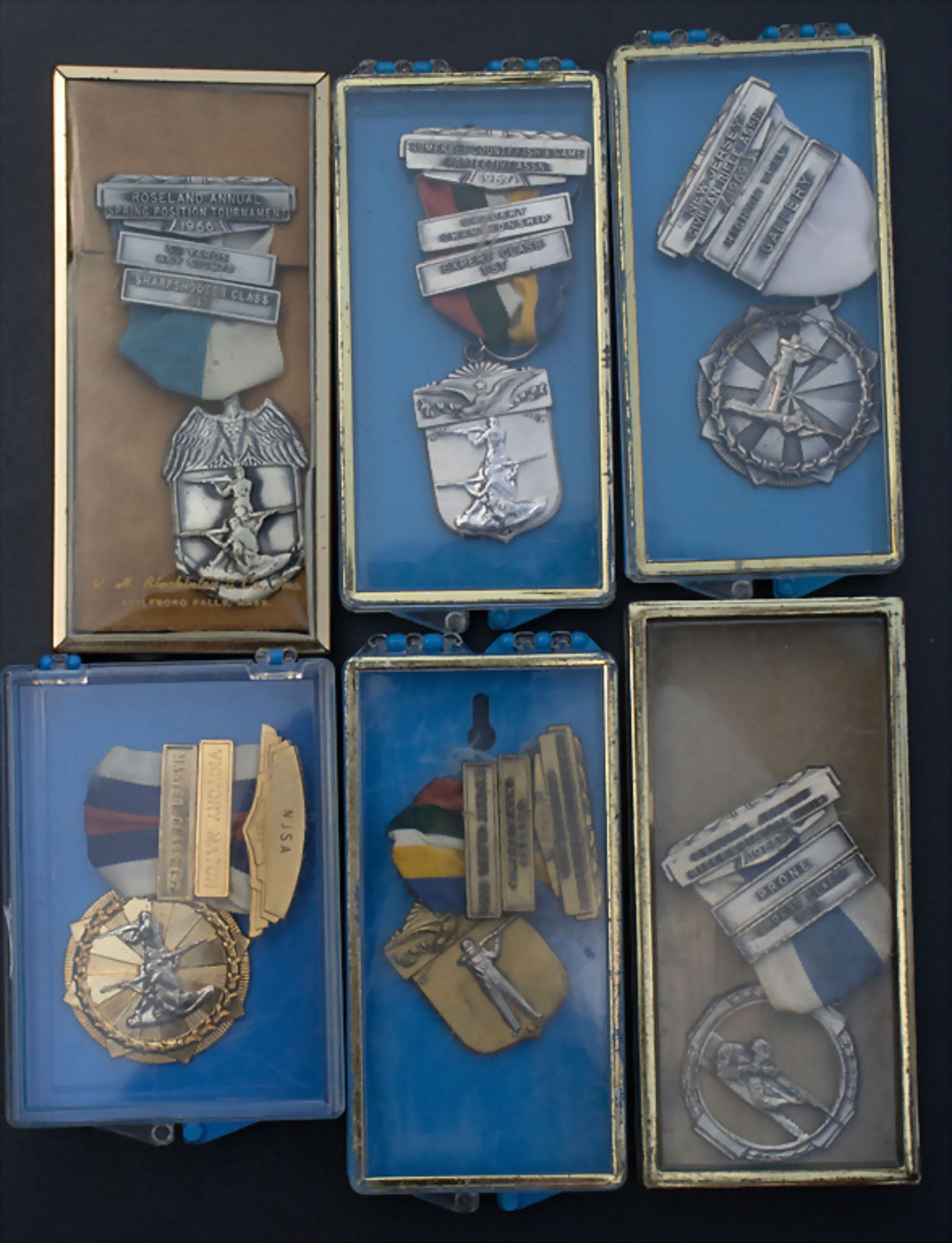 Sammlung Schützenabzeichen / A collection of rifle badges, USA, um 1970